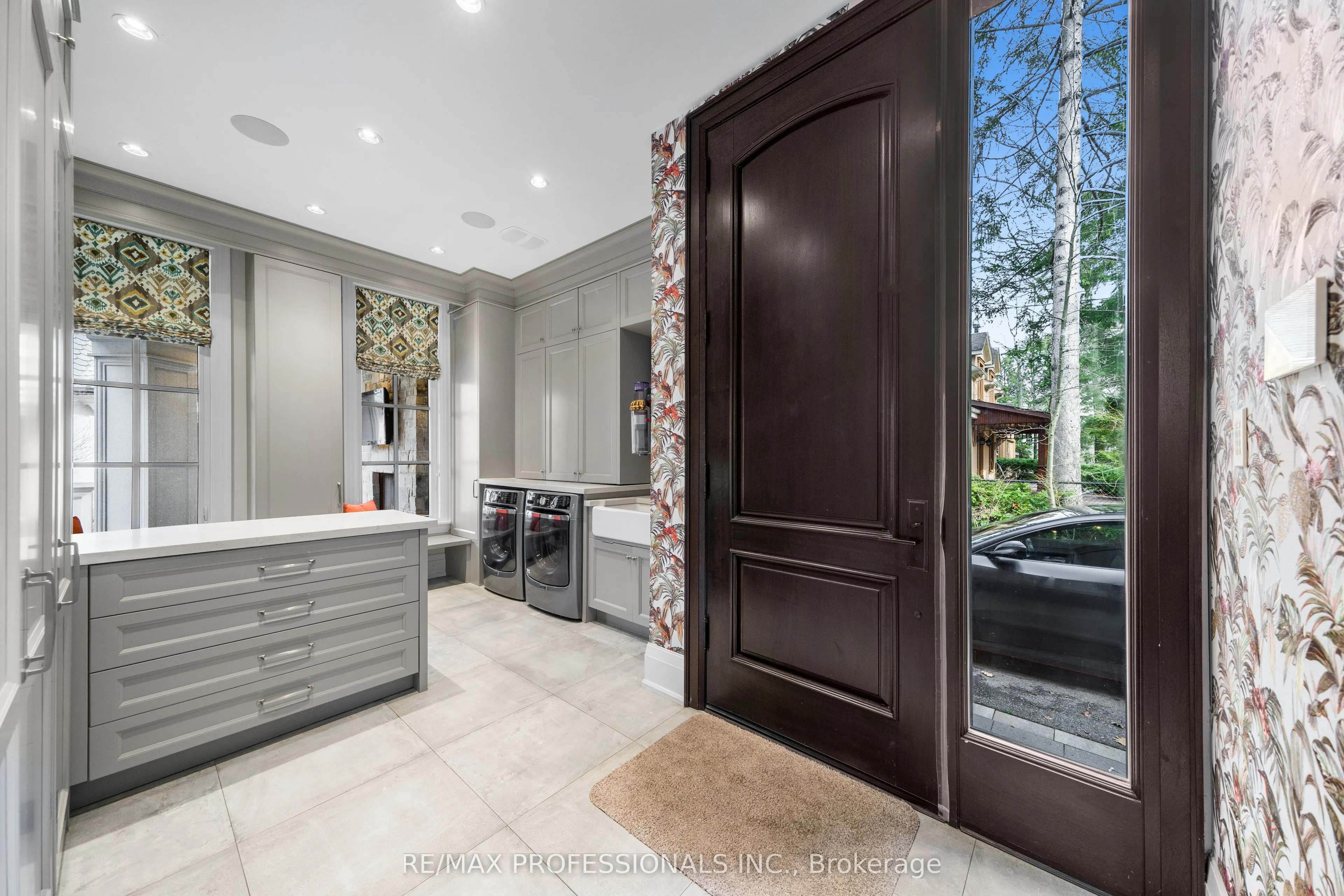 1285 Minaki Road