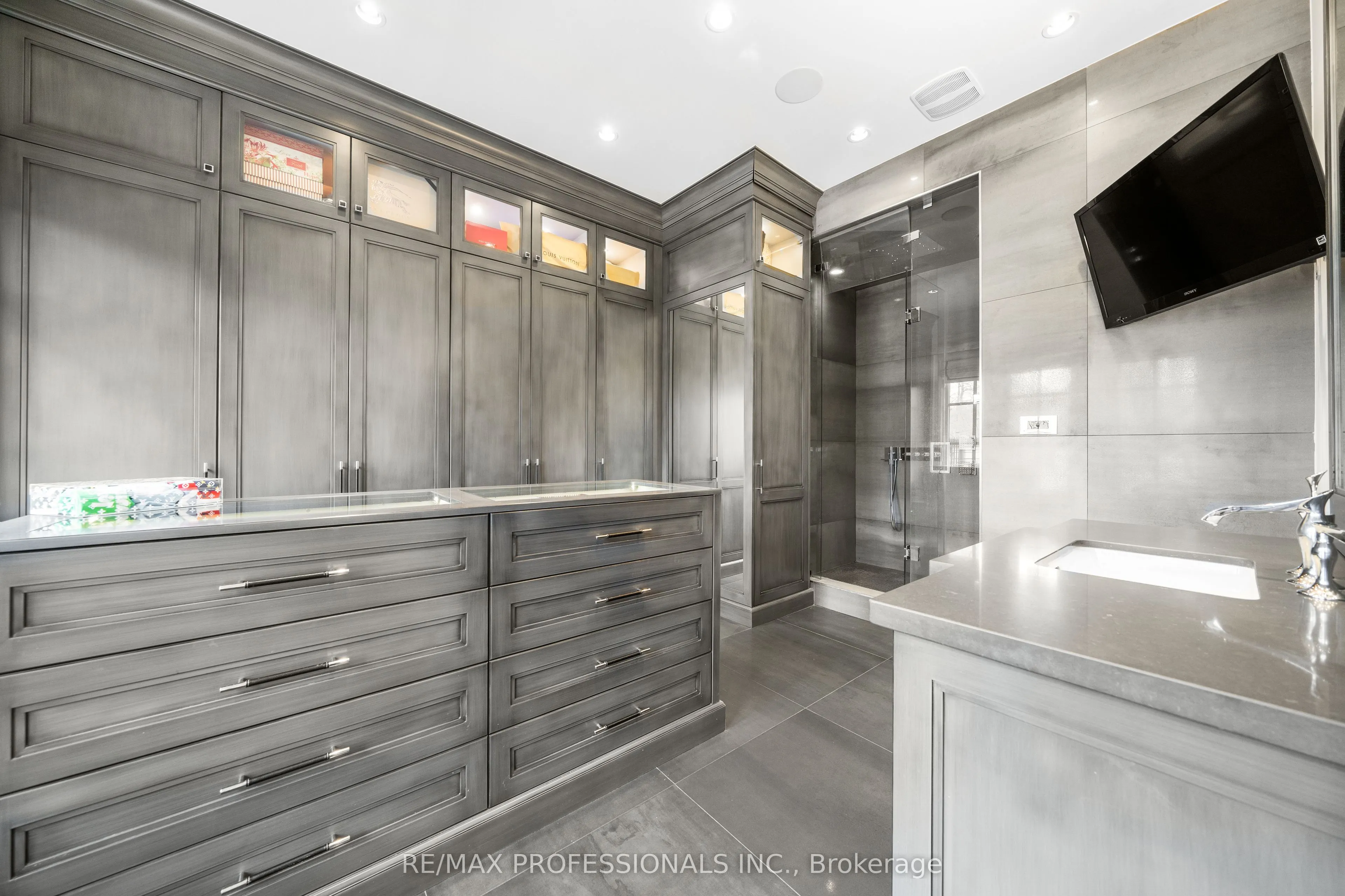 1285 Minaki Road