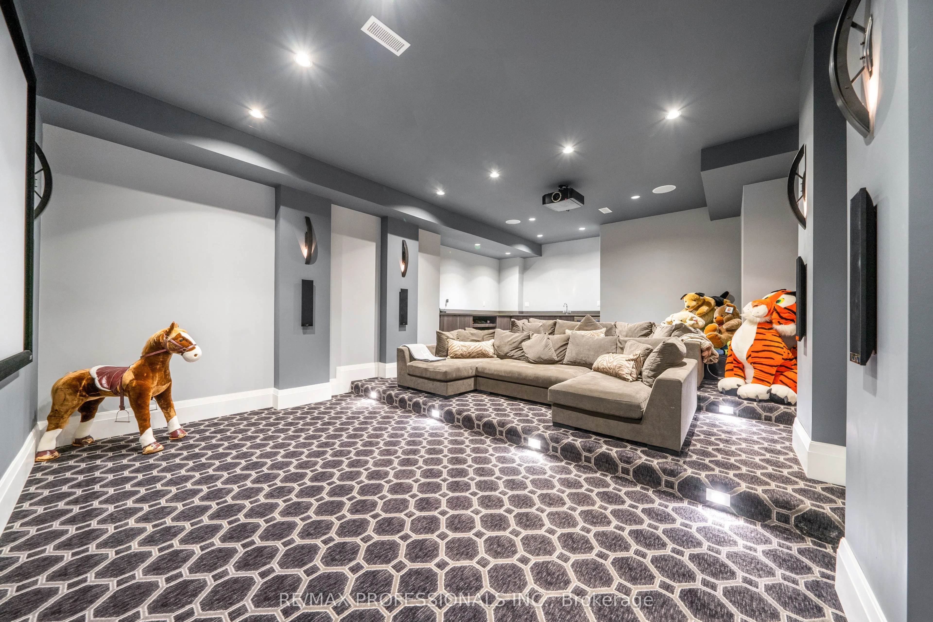 1285 Minaki Road