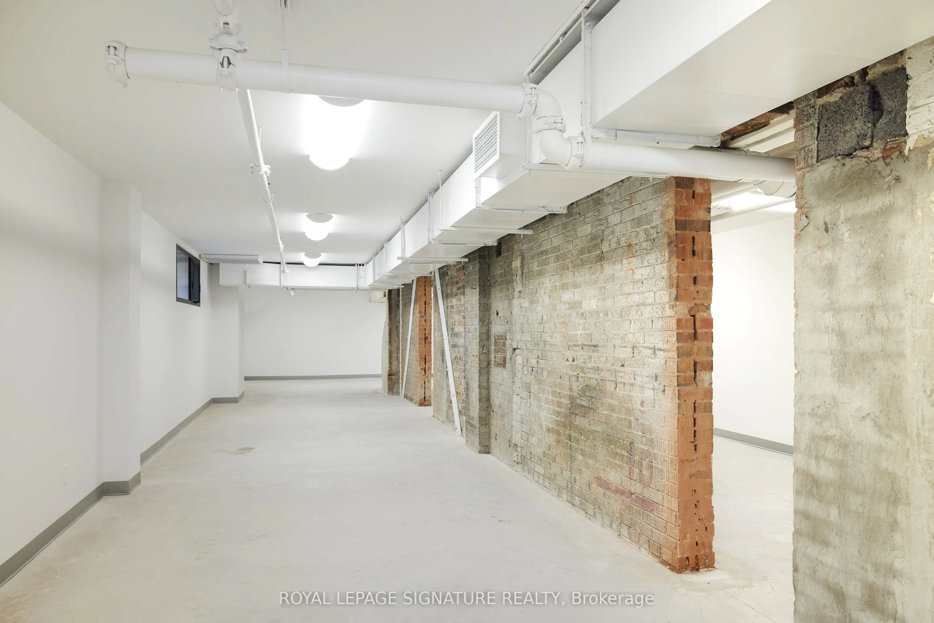 2738 Dundas Street W