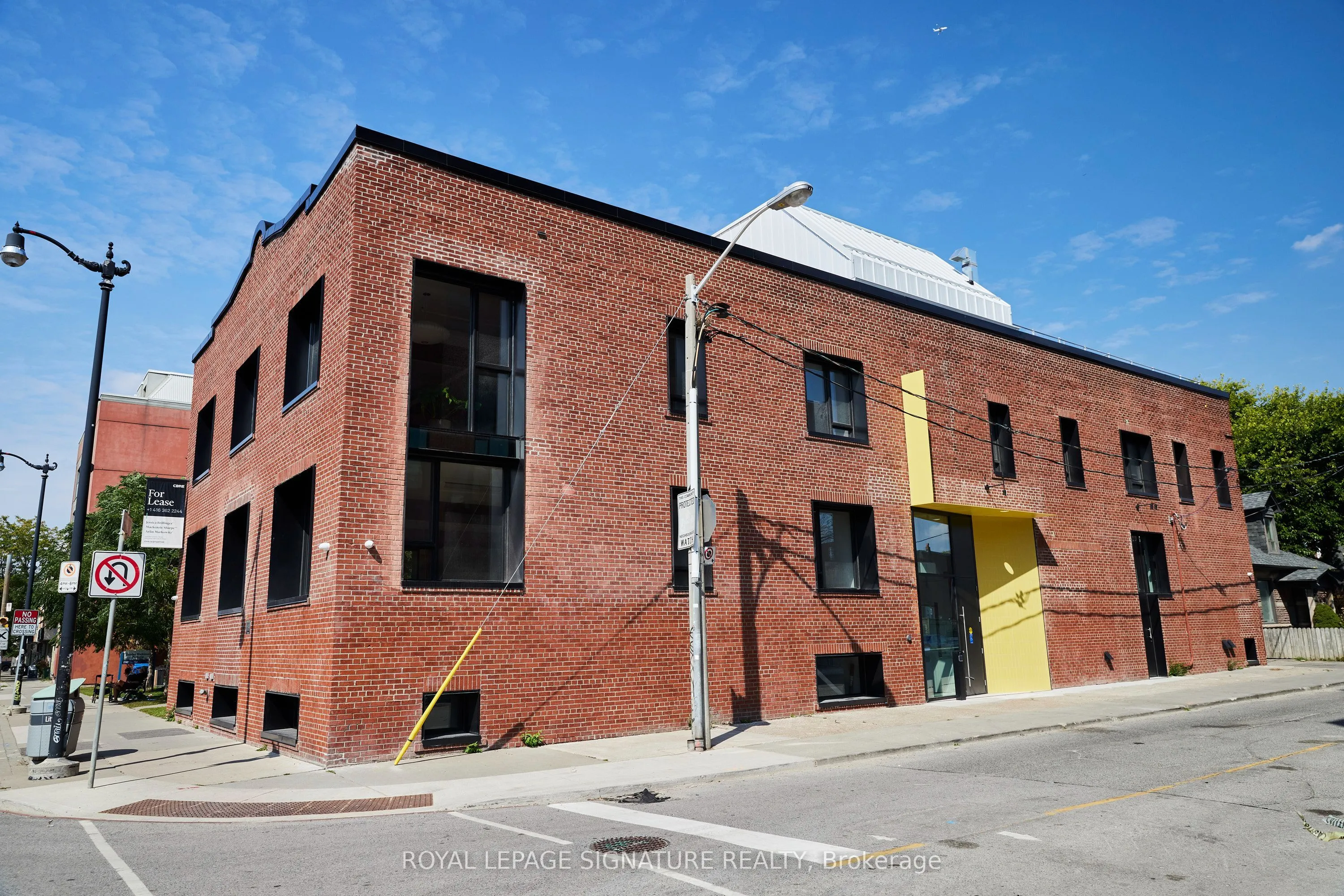 2738 Dundas Street W