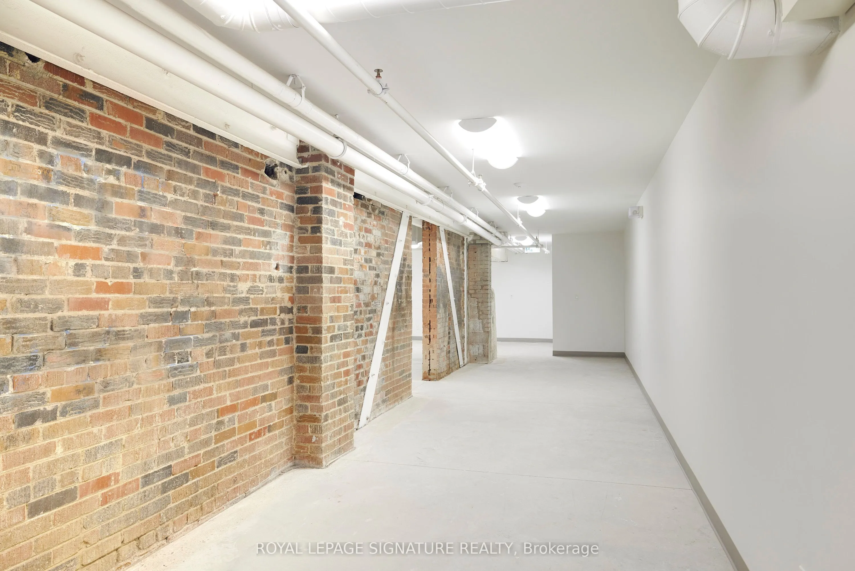 2738 Dundas Street W