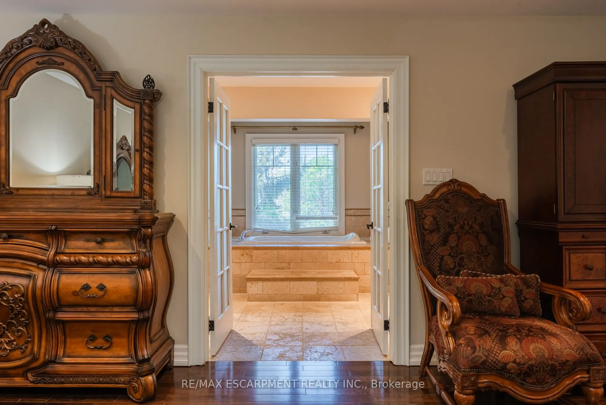 1034 Lakeshore Road W