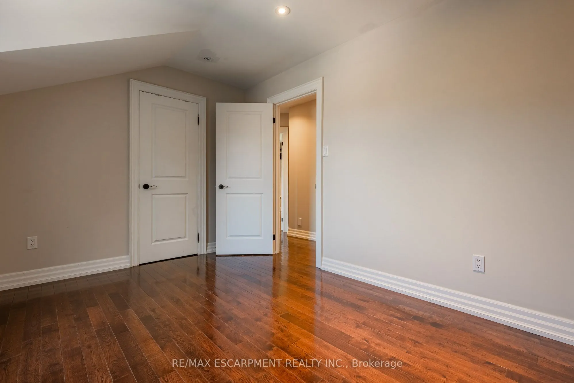 1034 Lakeshore Road W
