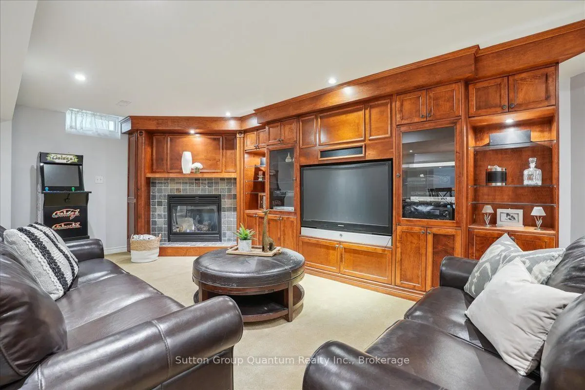 2477 Longridge Crescent