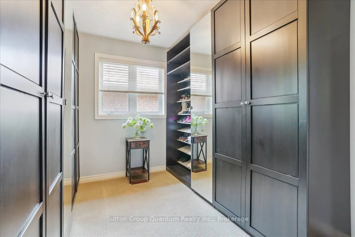 2477 Longridge Crescent