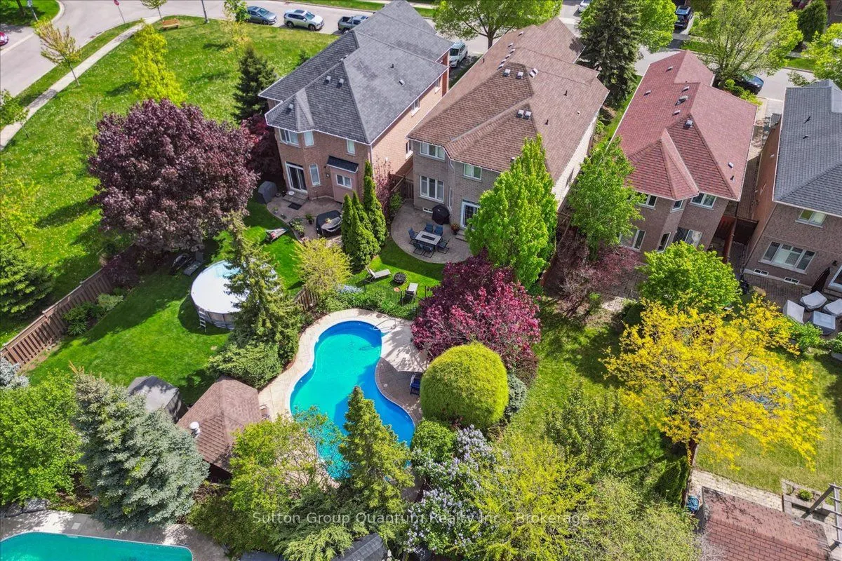 2477 Longridge Crescent