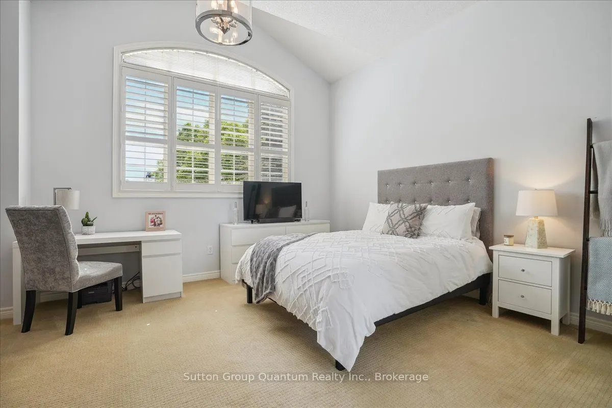 2477 Longridge Crescent