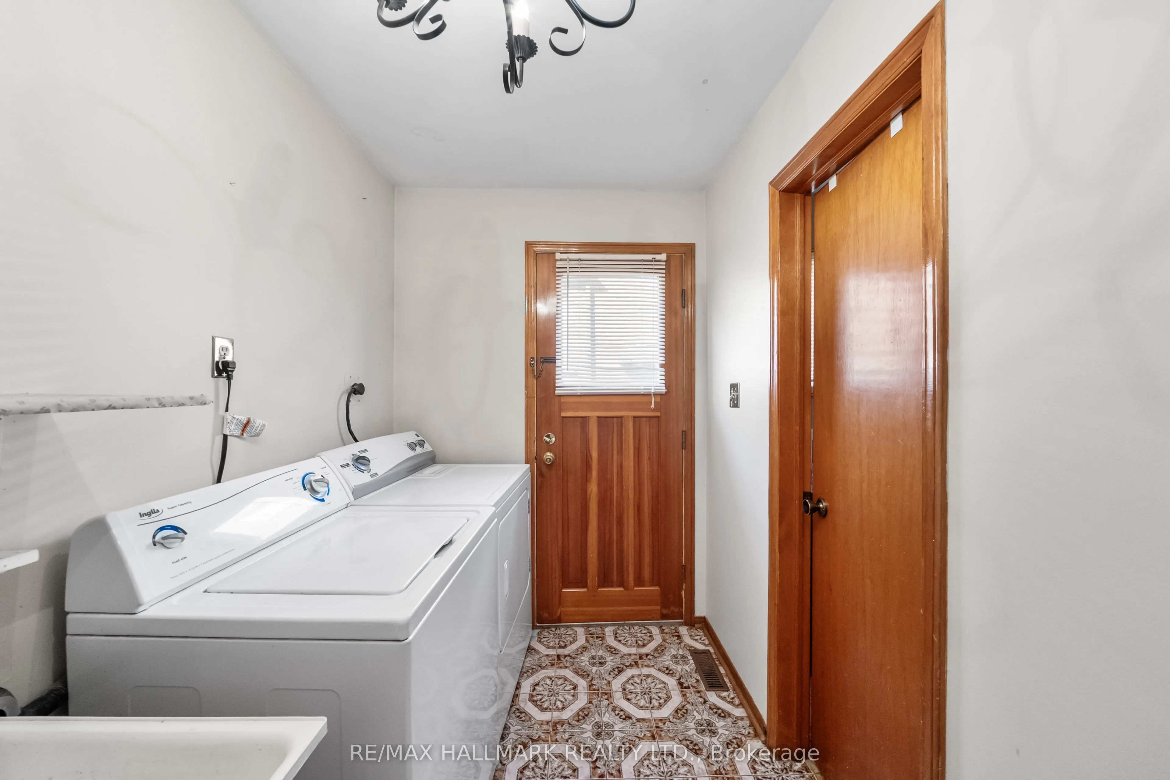 232 Chalfield Lane