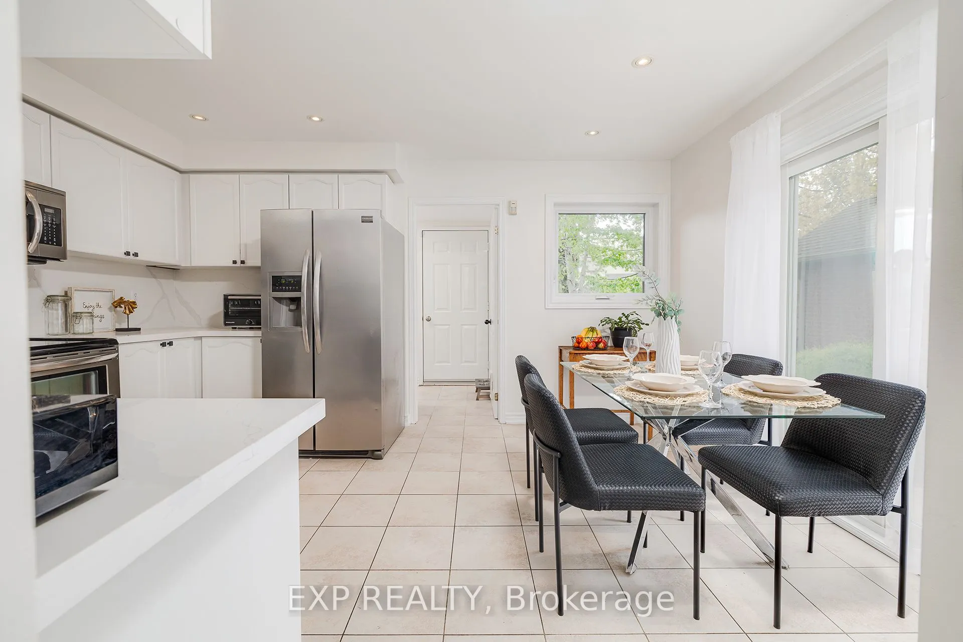 172 Queen Street W