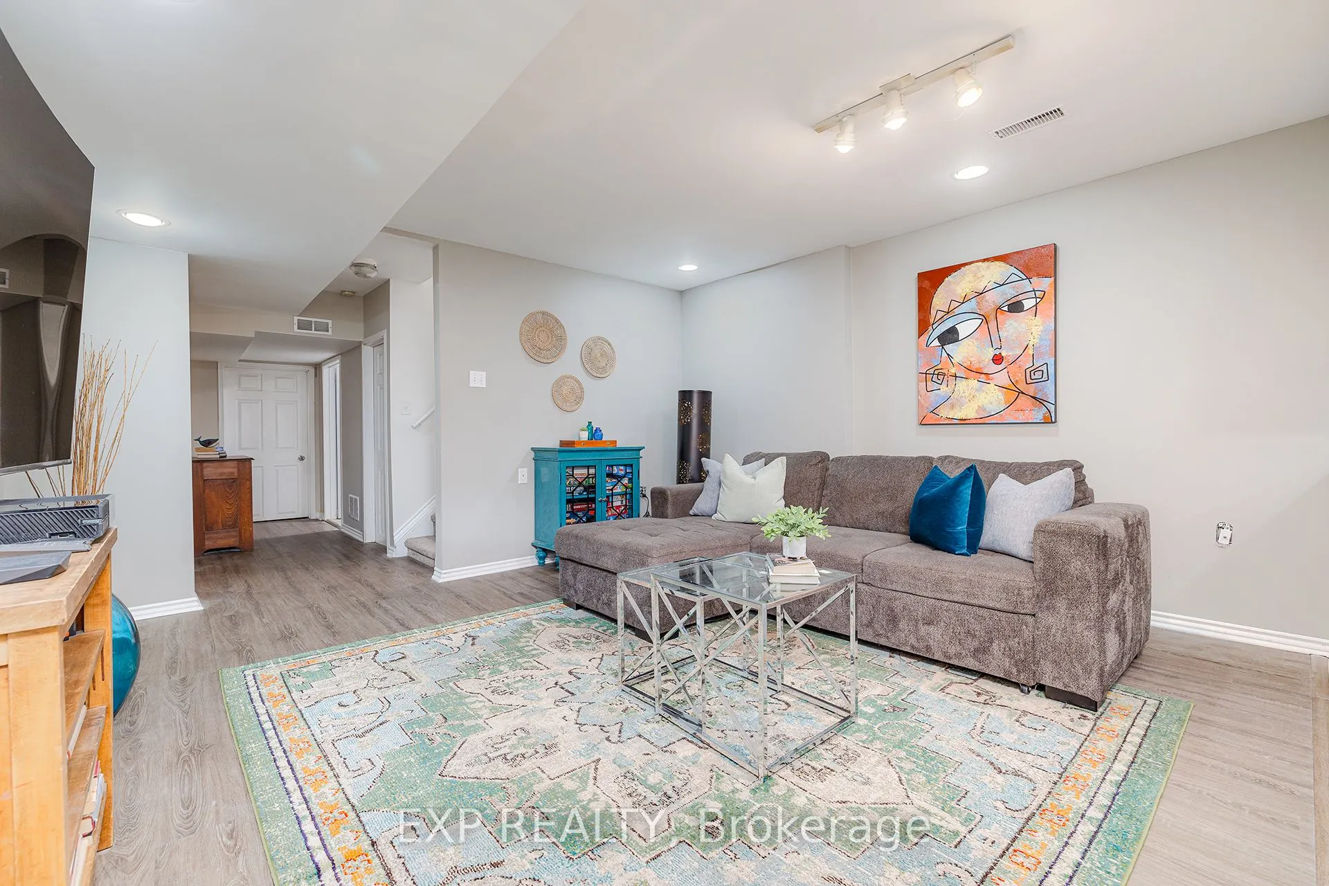 172 Queen Street W