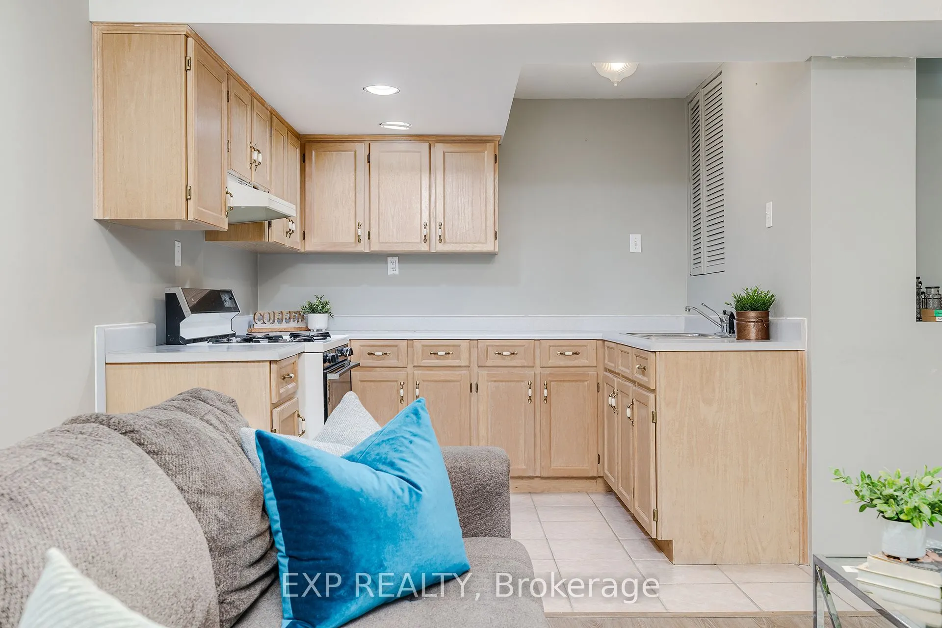 172 Queen Street W