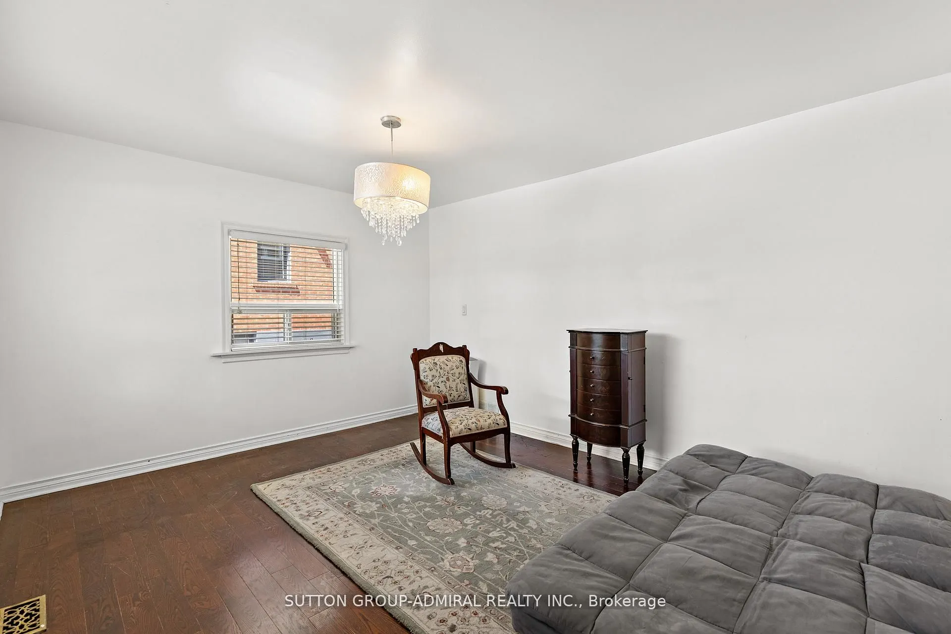 1052 Glengrove Avenue