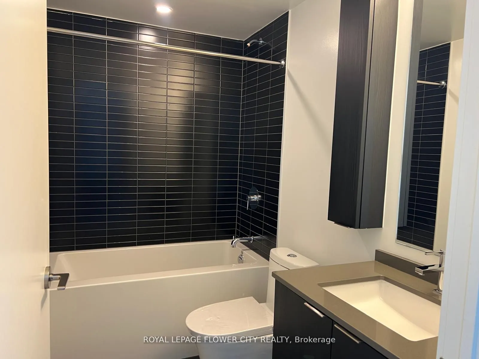 86 DUNDAS Street, #1121