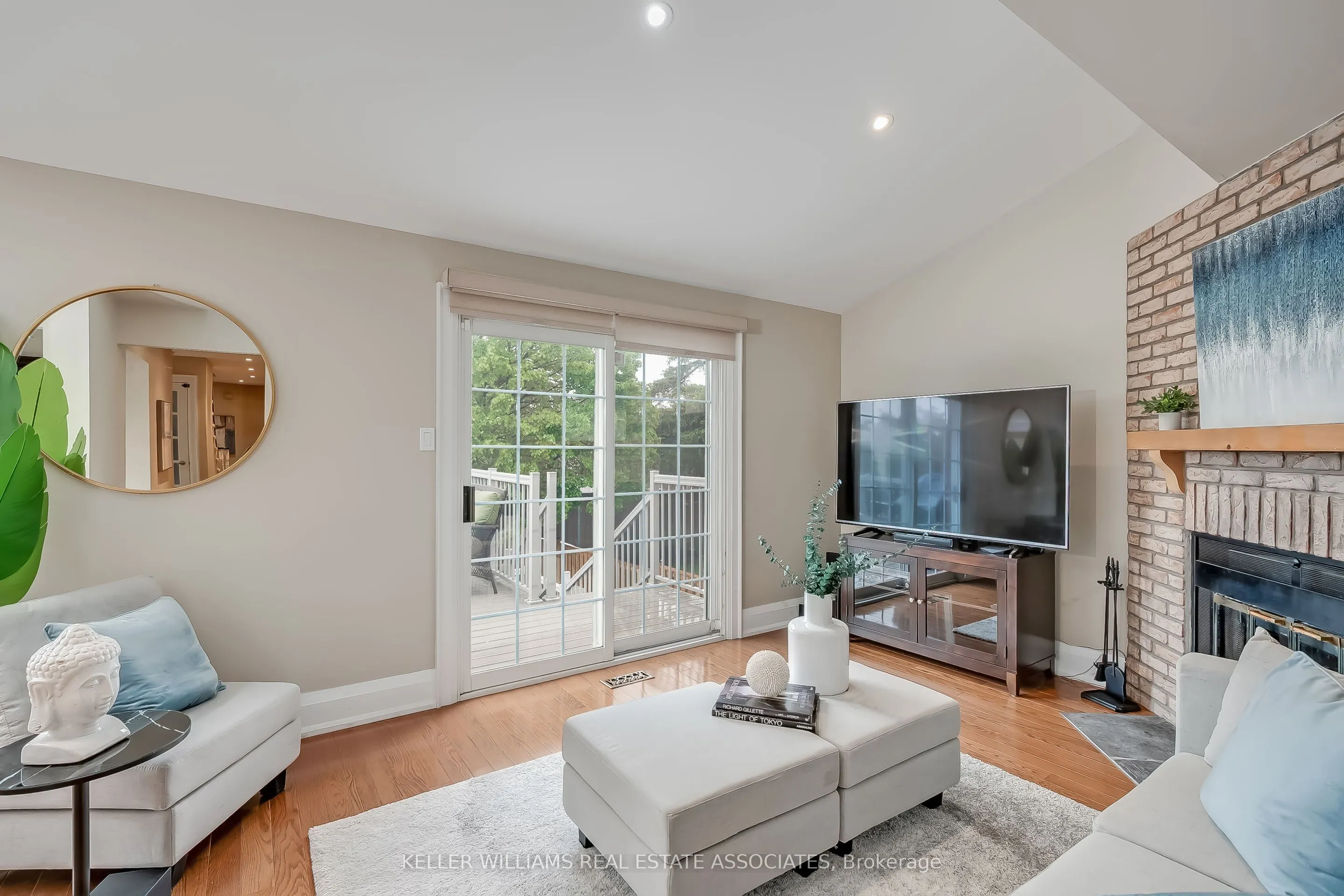 6931 Hickling Crescent