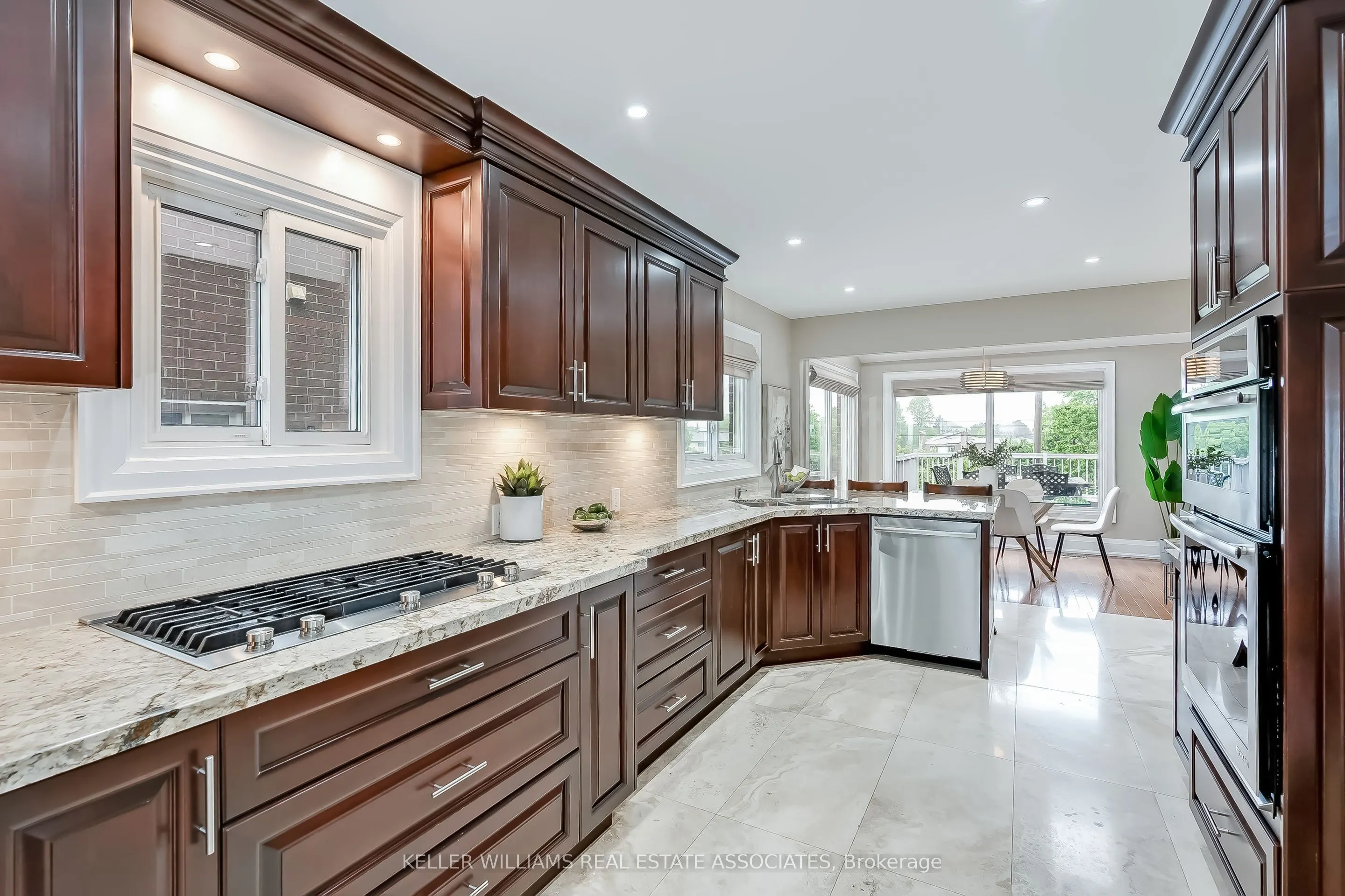 6931 Hickling Crescent