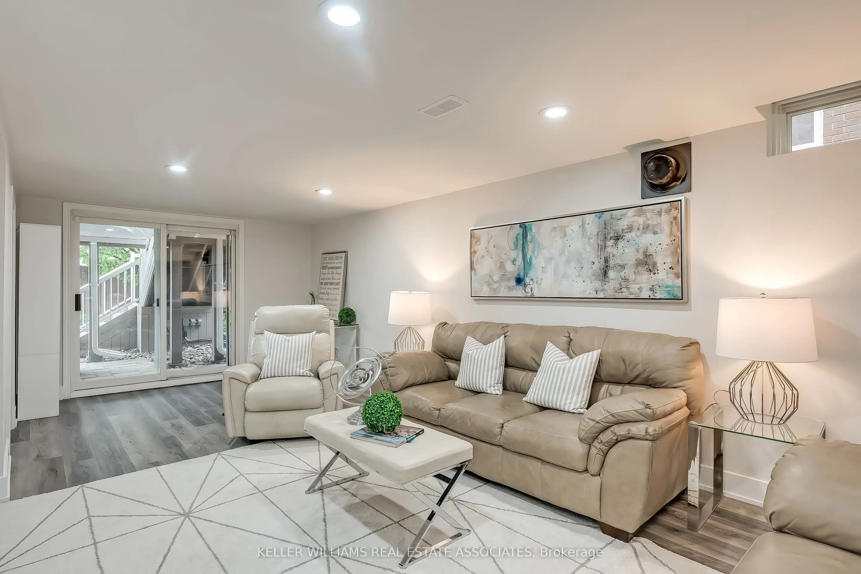 6931 Hickling Crescent