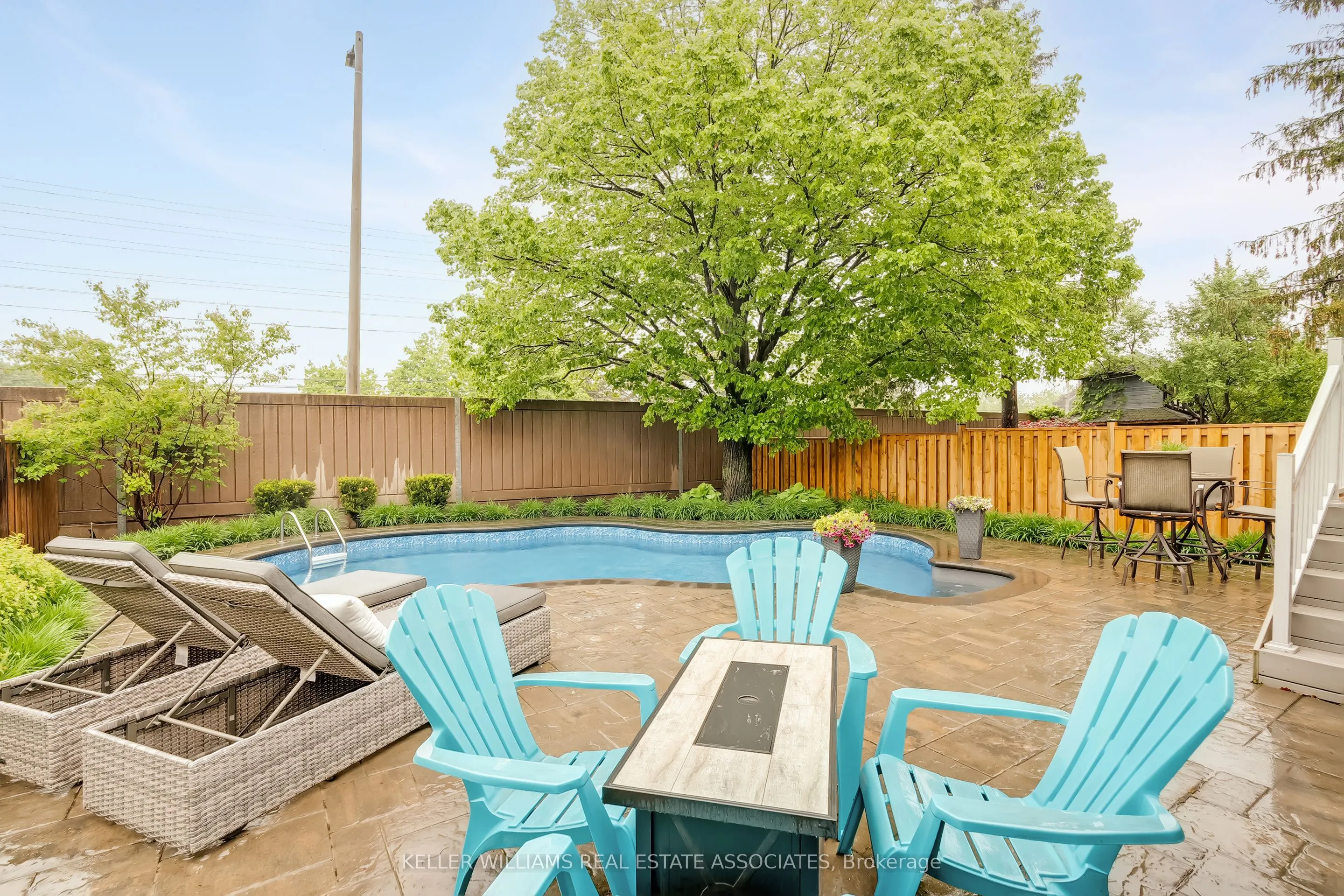 6931 Hickling Crescent