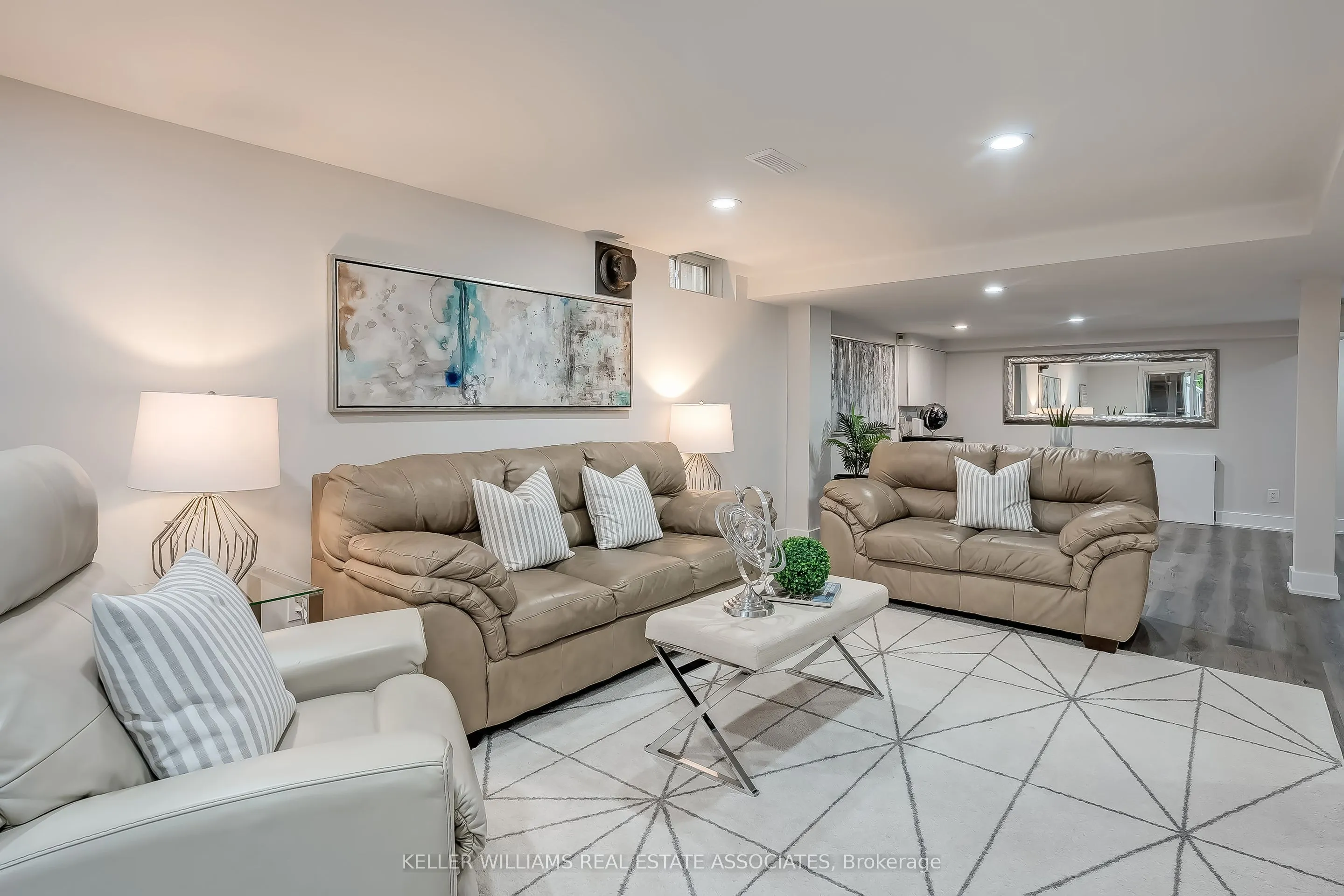 6931 Hickling Crescent