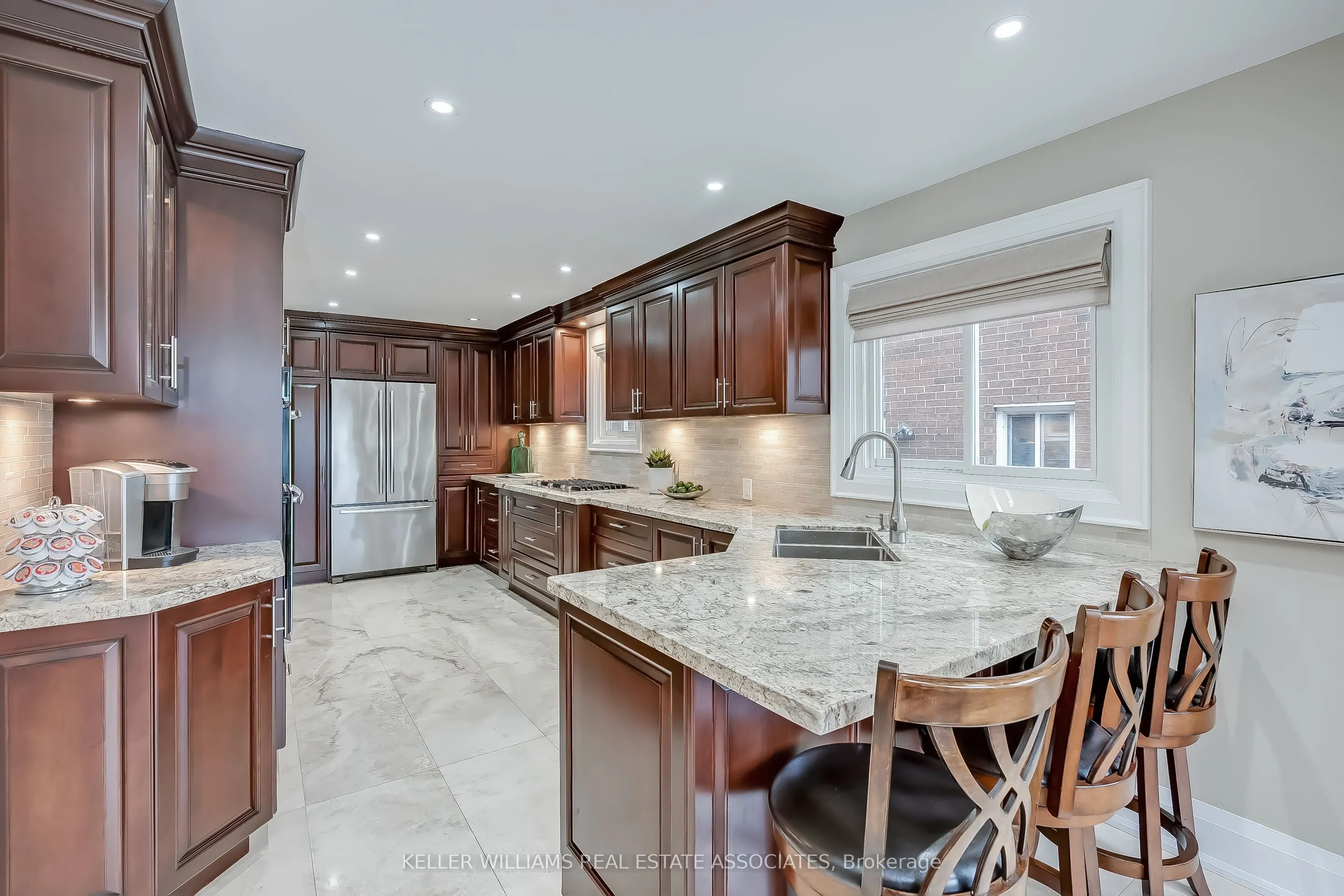 6931 Hickling Crescent