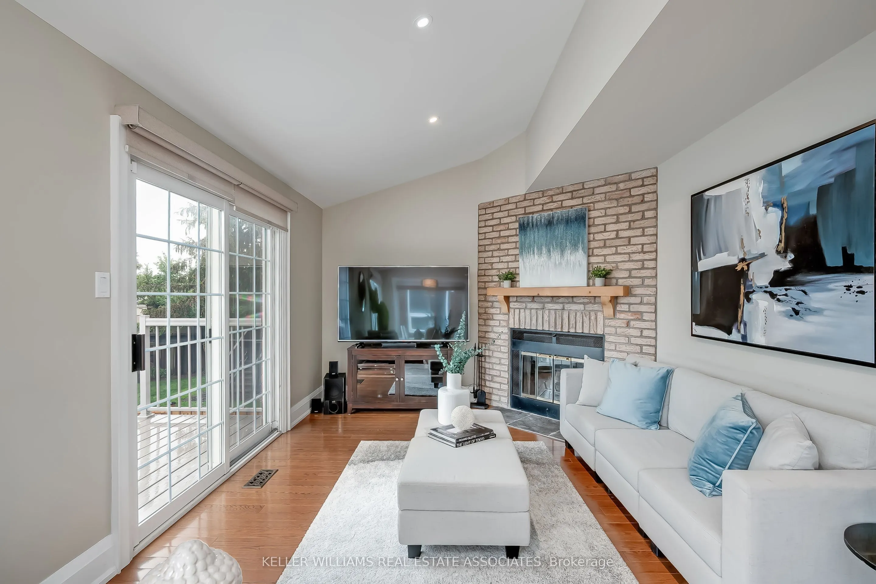6931 Hickling Crescent