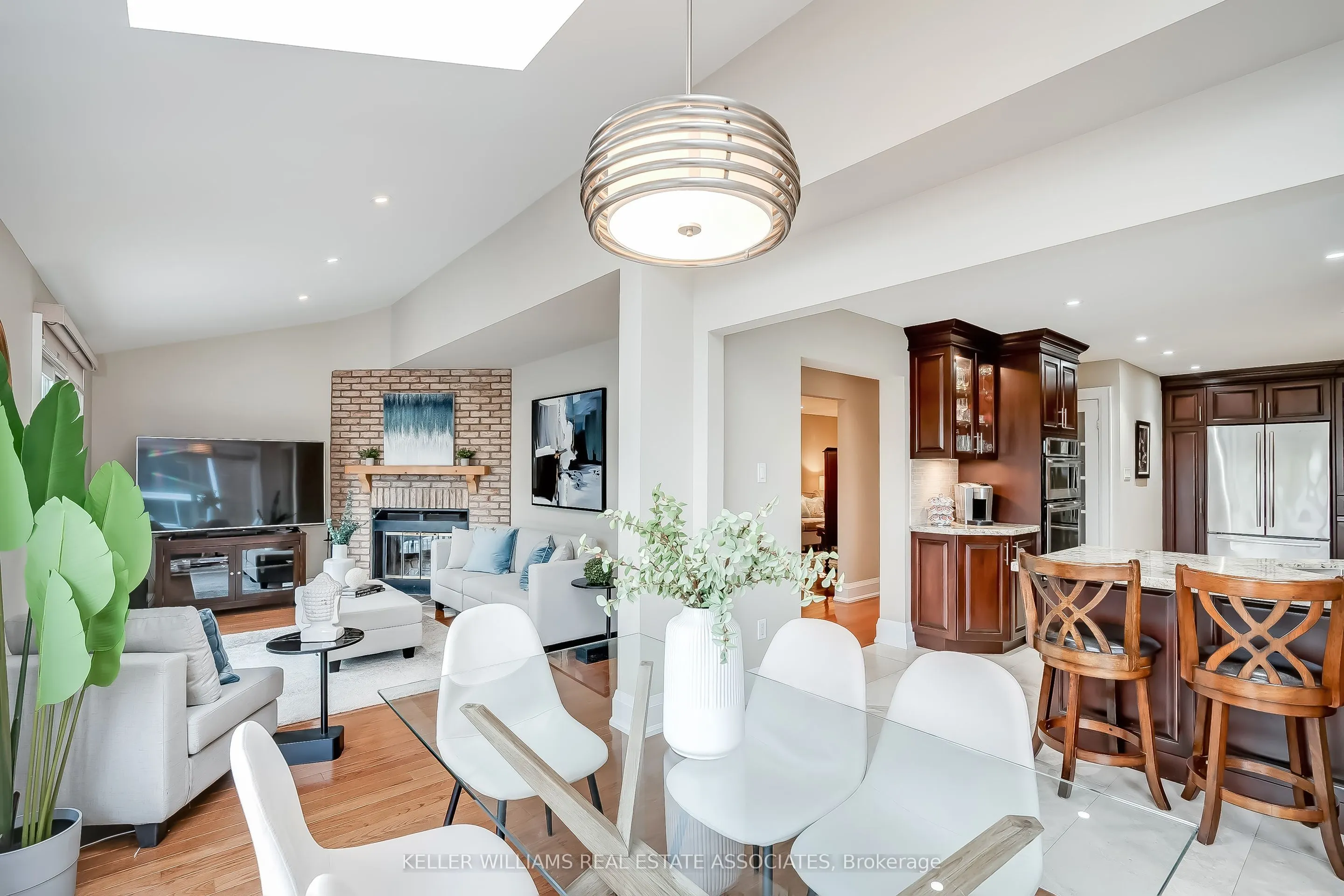 6931 Hickling Crescent