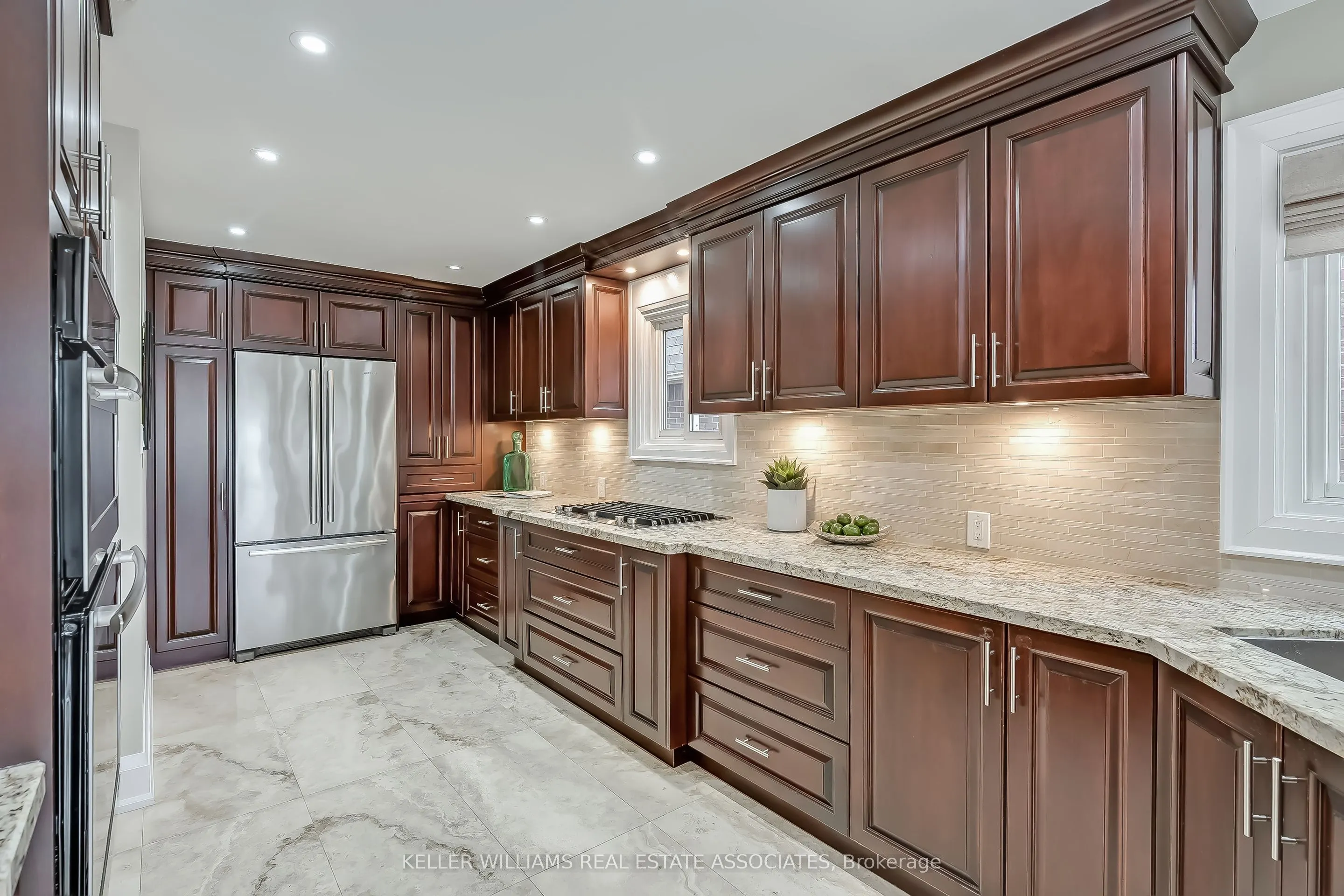 6931 Hickling Crescent