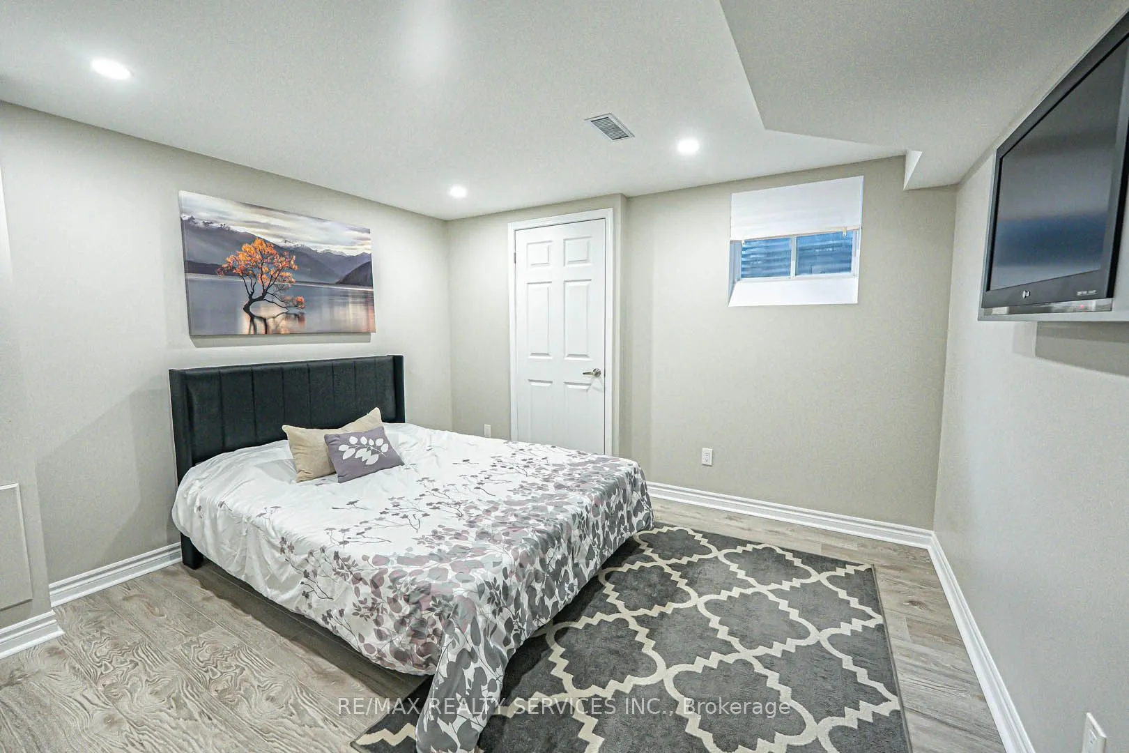 879 Etherington Way
