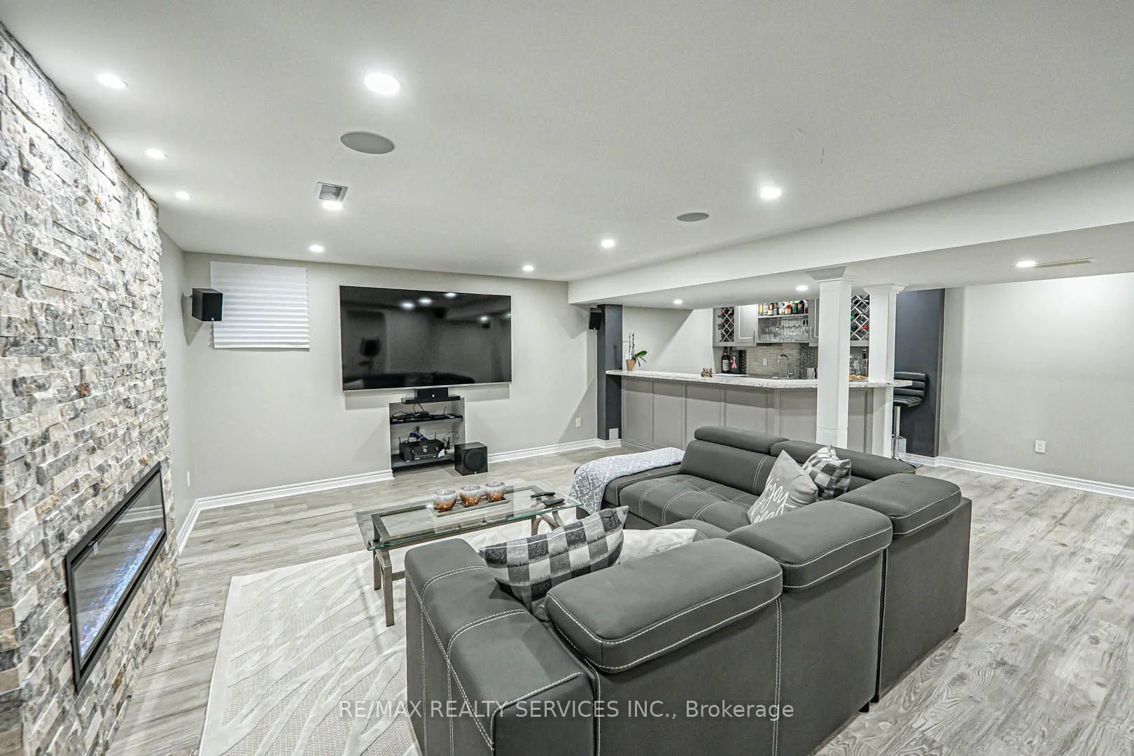 879 Etherington Way