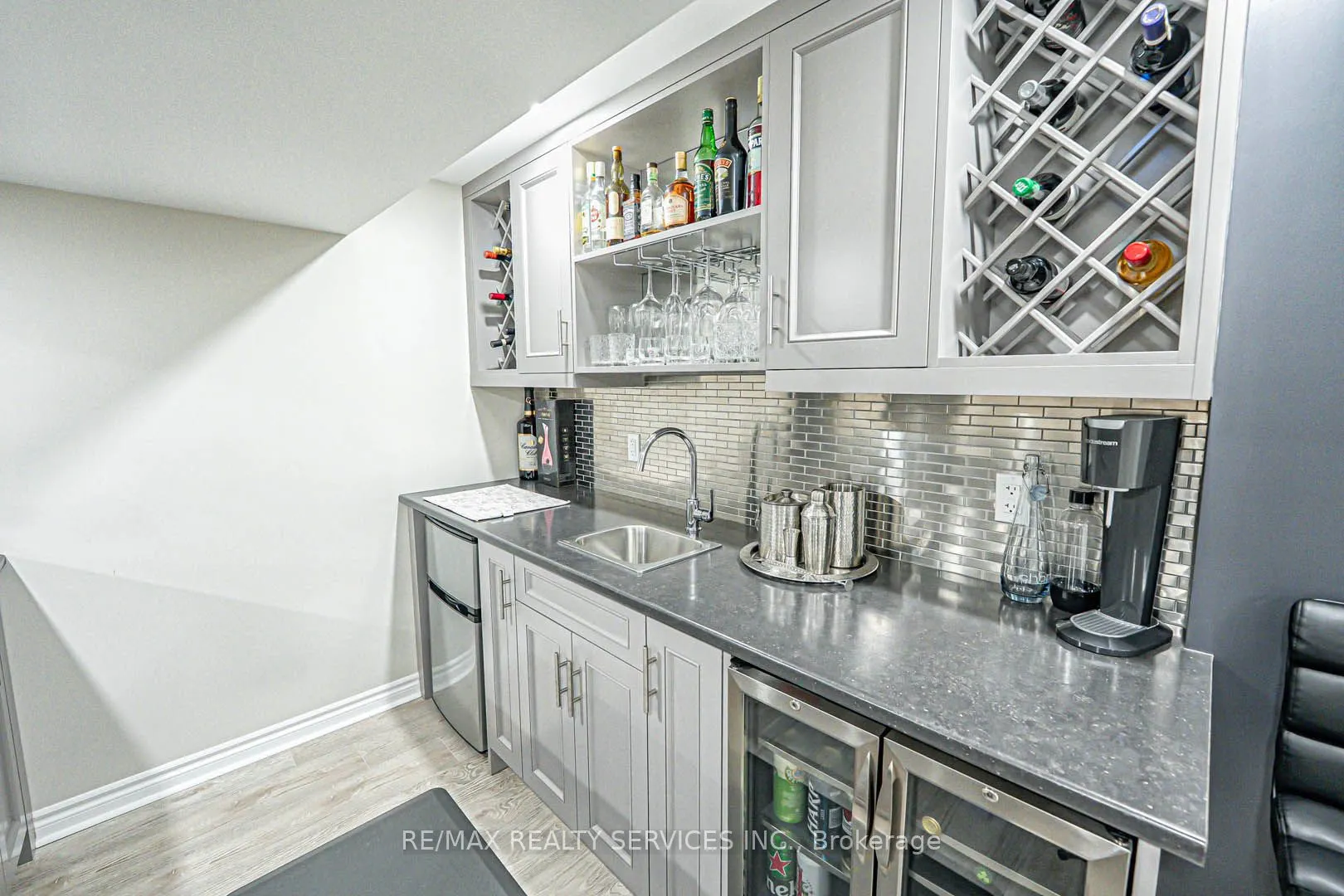 879 Etherington Way