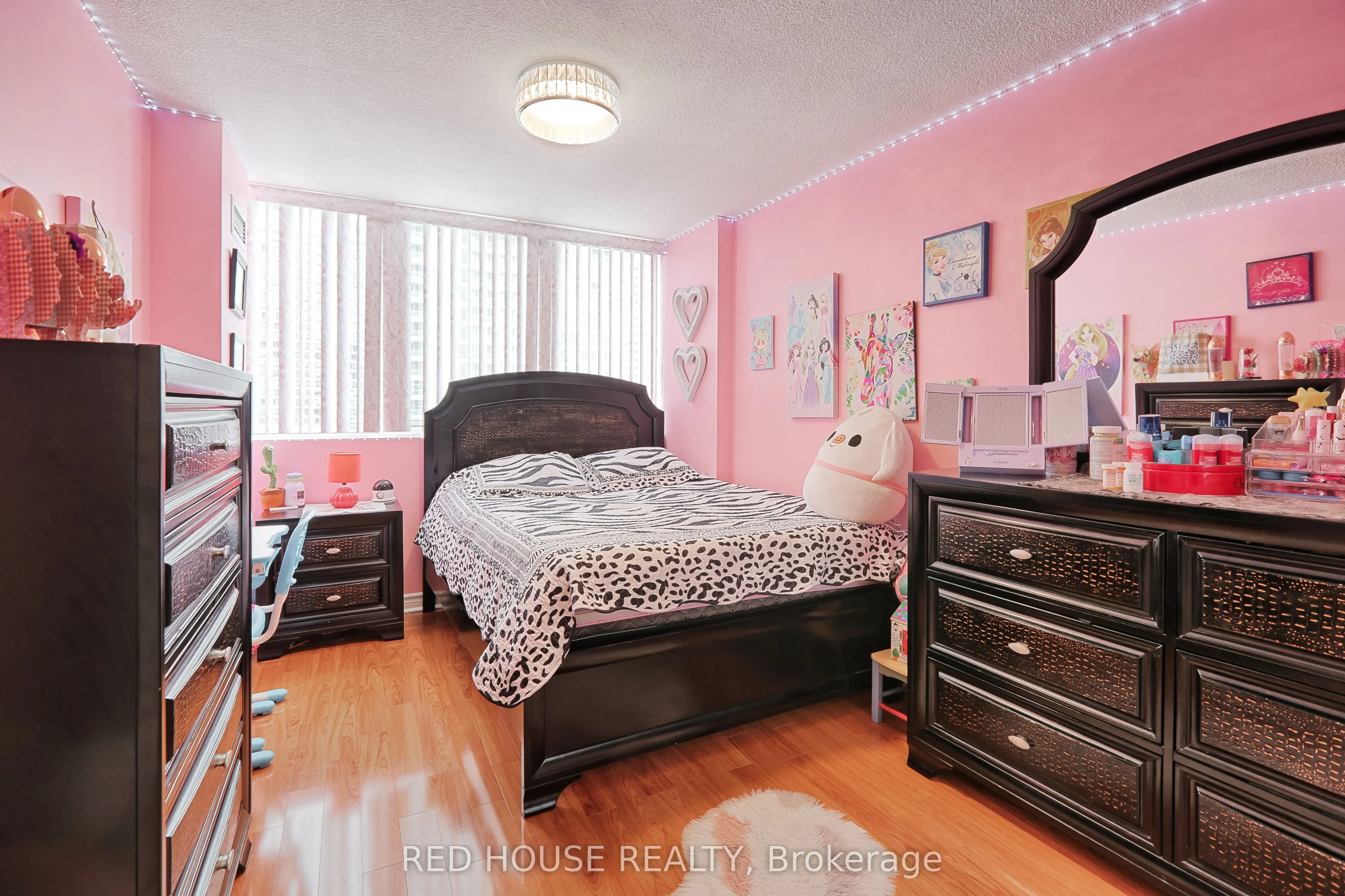 3590 Kaneff Crescent #705