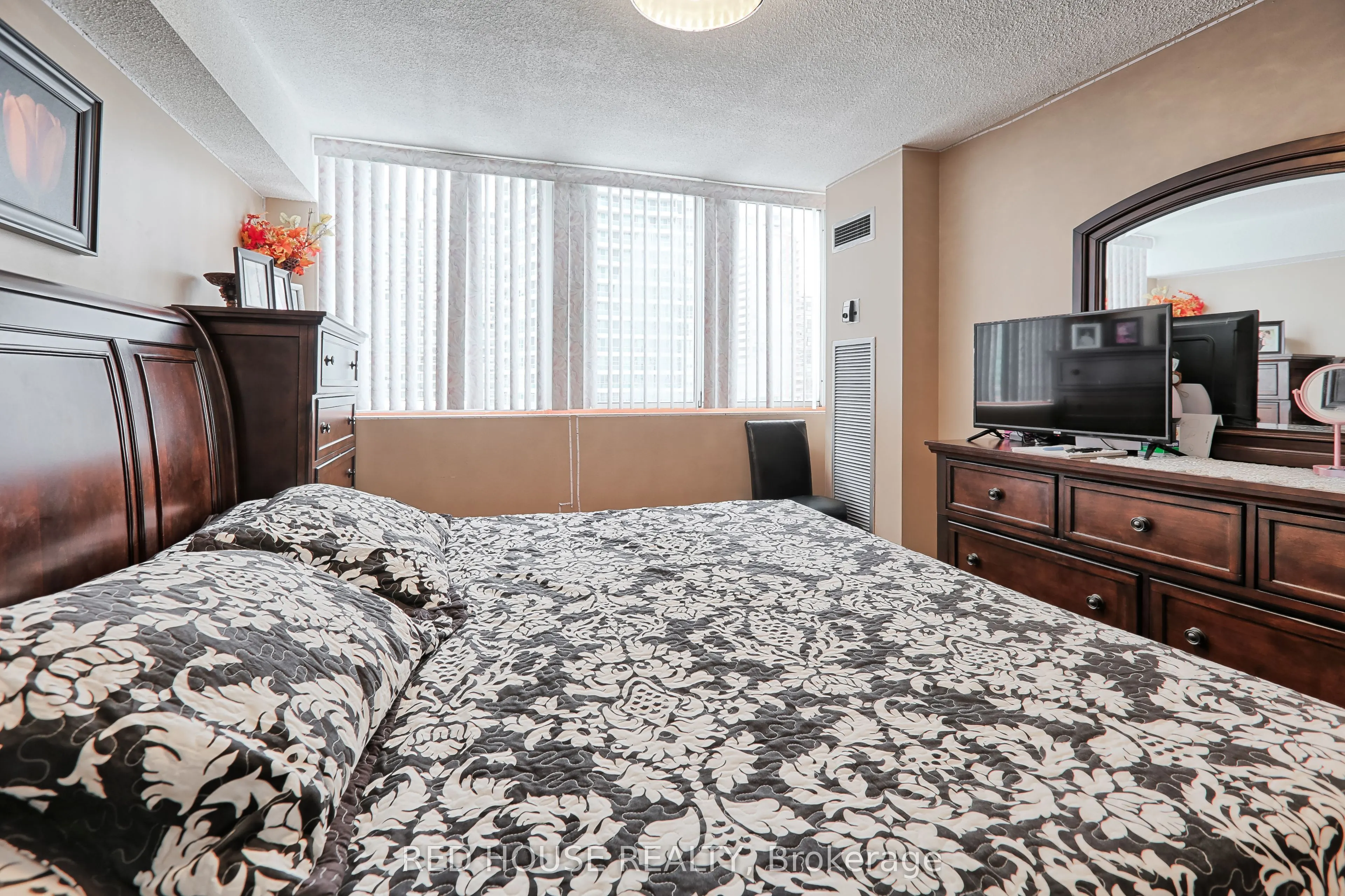 3590 Kaneff Crescent #705