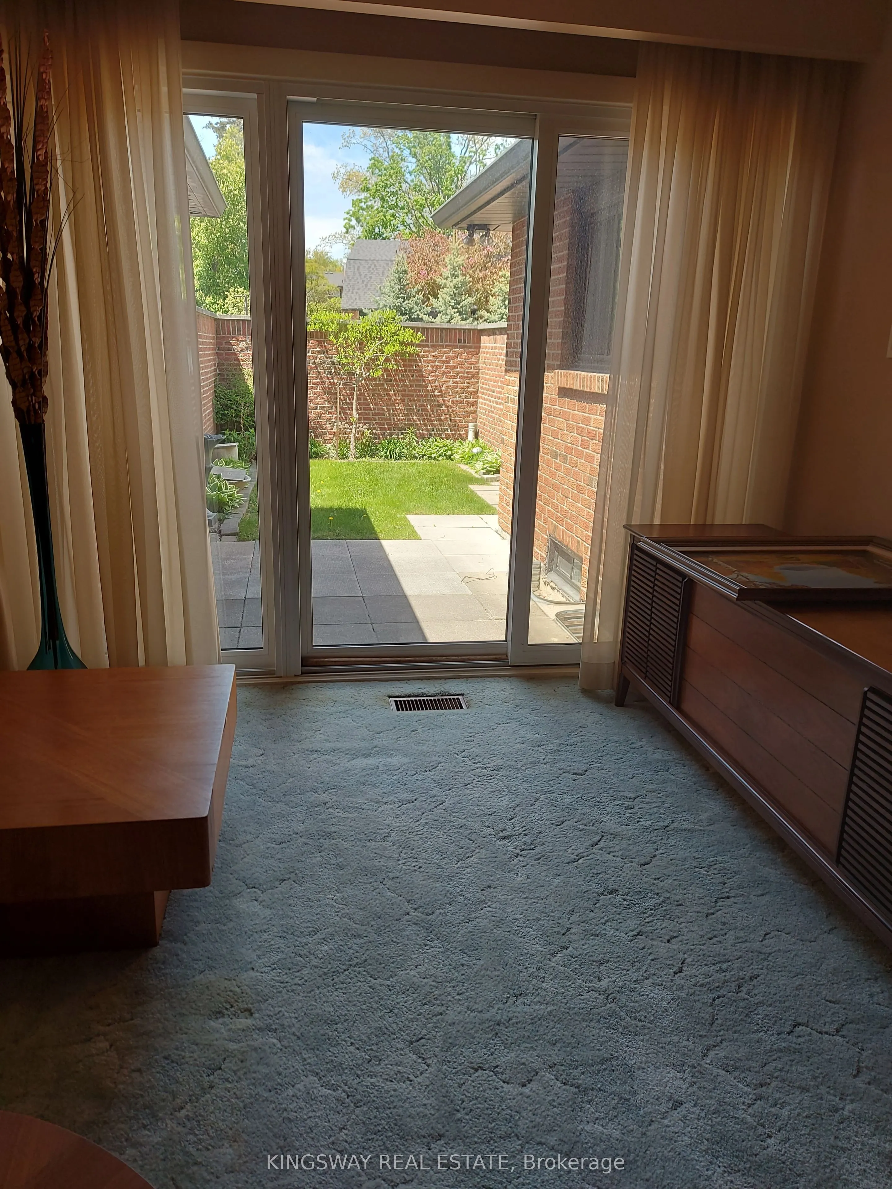 20 Mineola Road E, #101