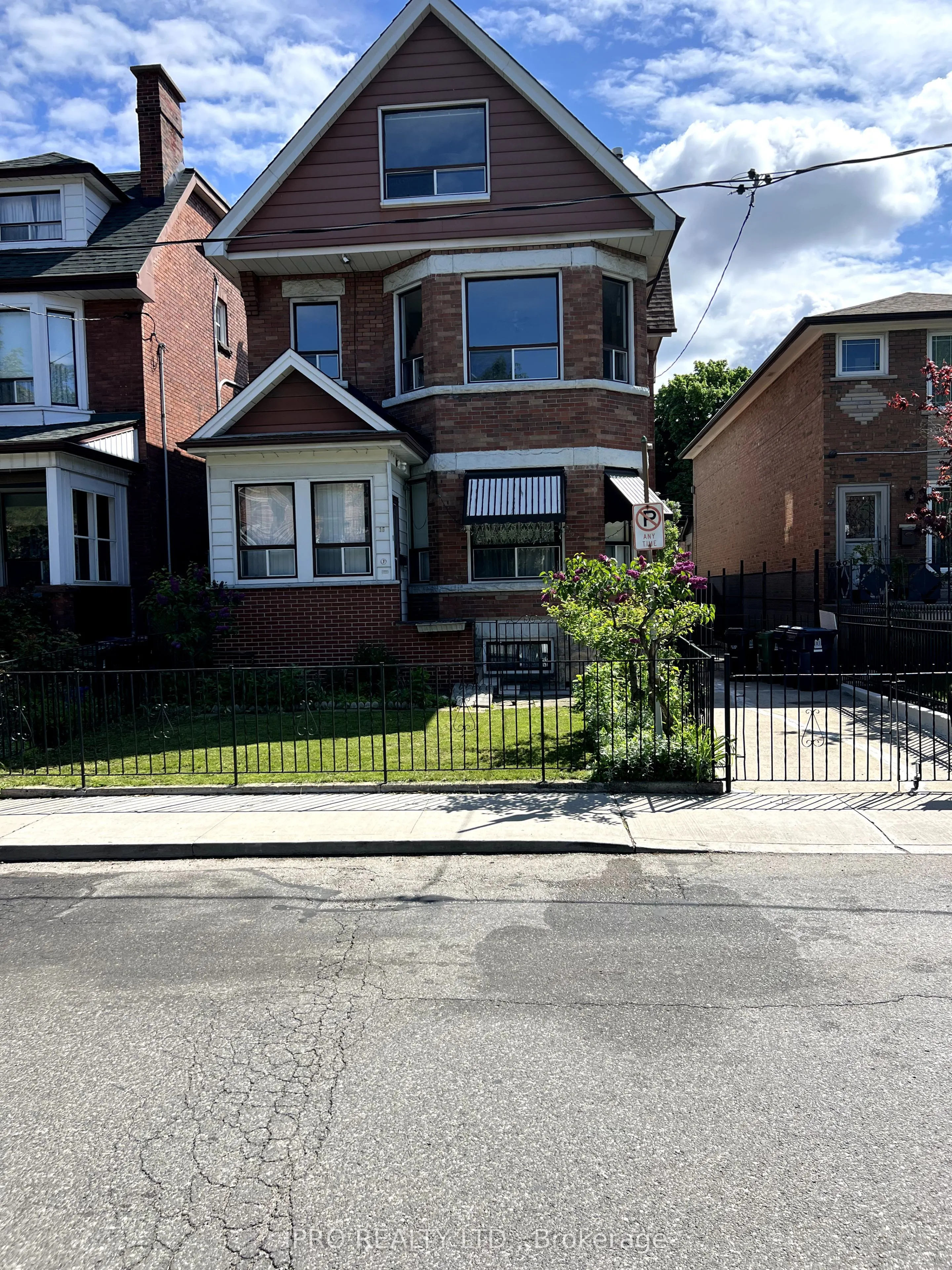 15 Macdonell Avenue E