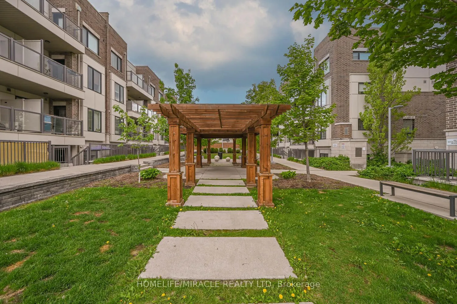 256 ROYAL YORK Road #114