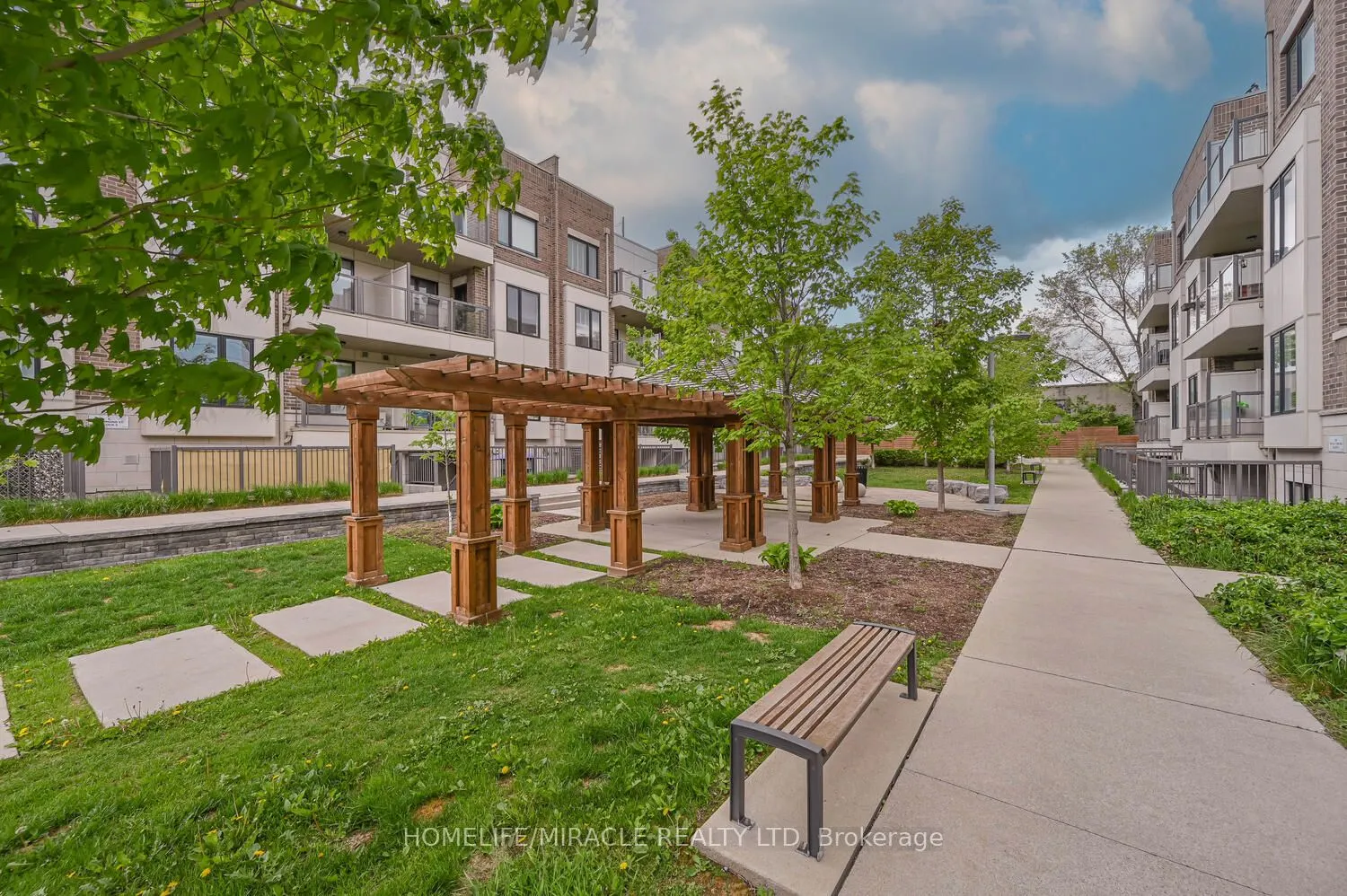 256 ROYAL YORK Road #114