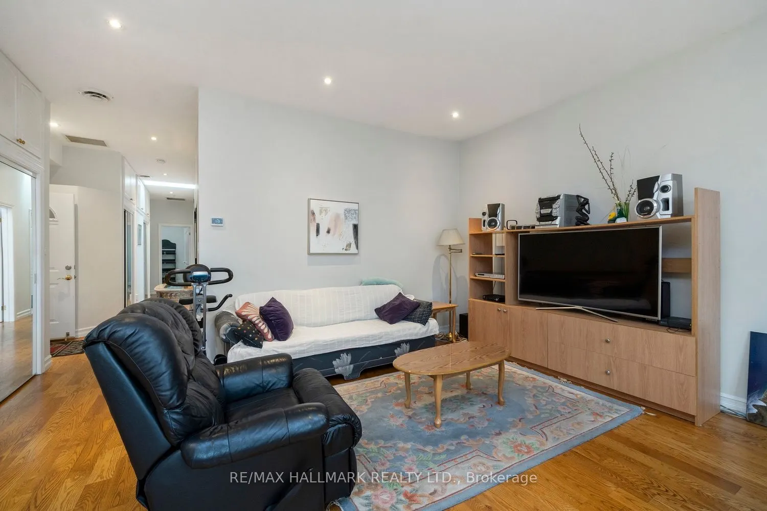 3631 Dundas Street W
