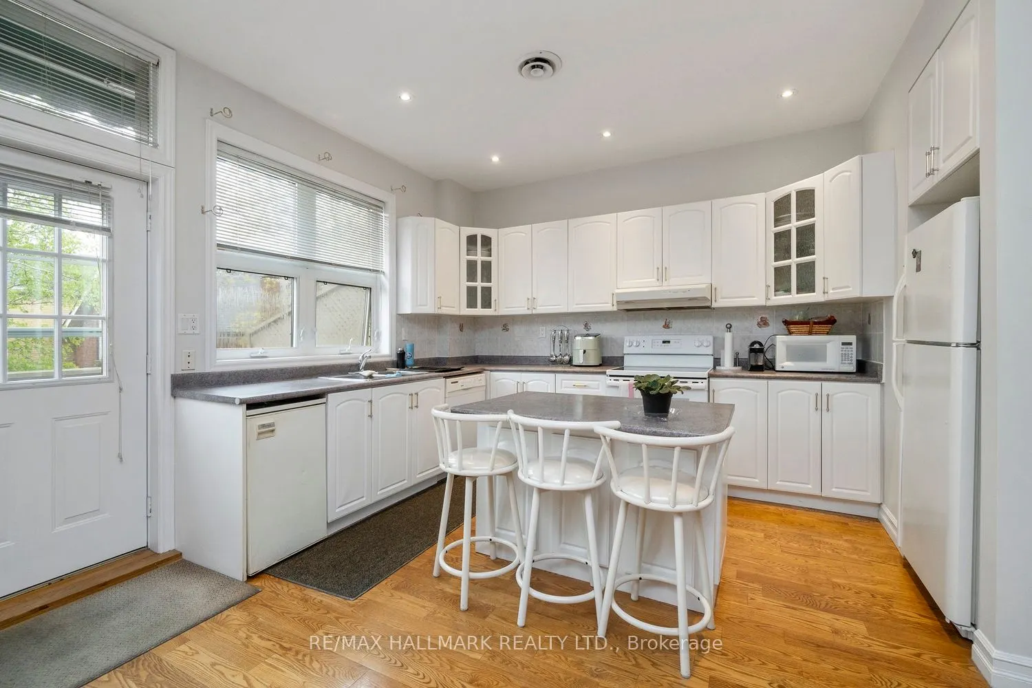 3631 Dundas Street W