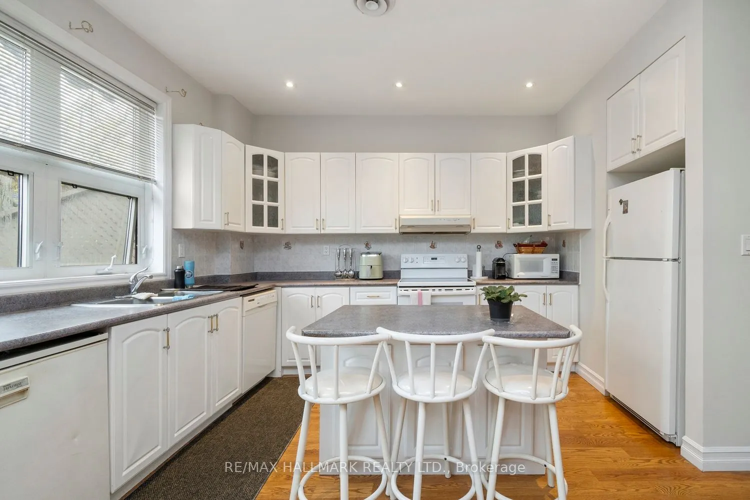 3631 Dundas Street W