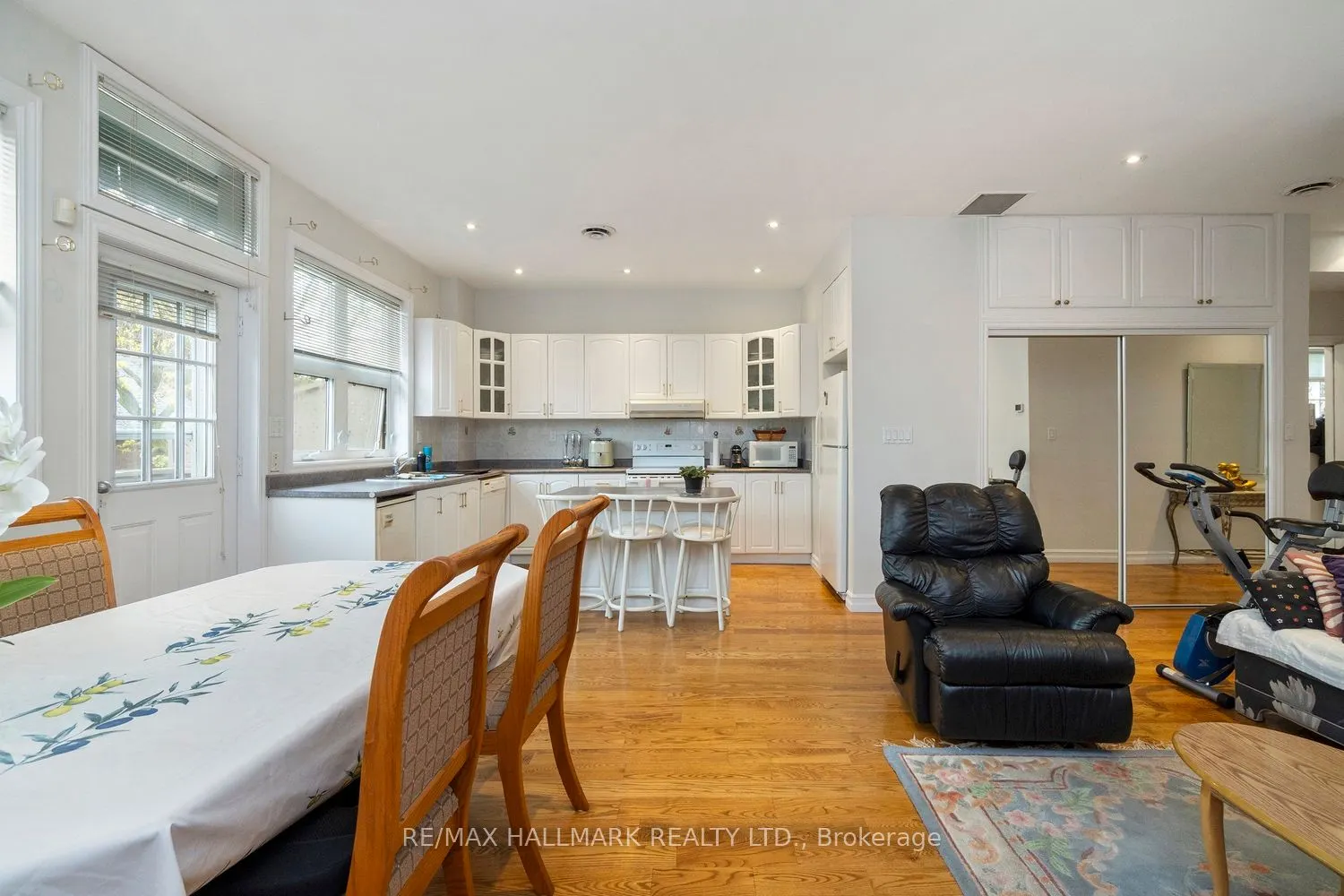 3631 Dundas Street W