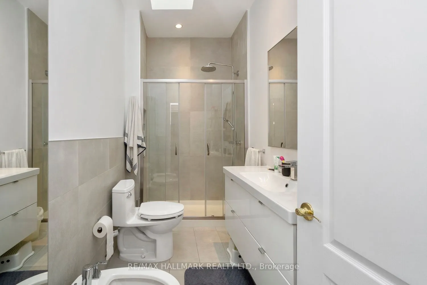 3631 Dundas Street W