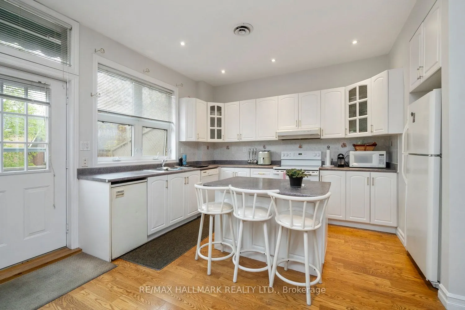 3631 Dundas Street W