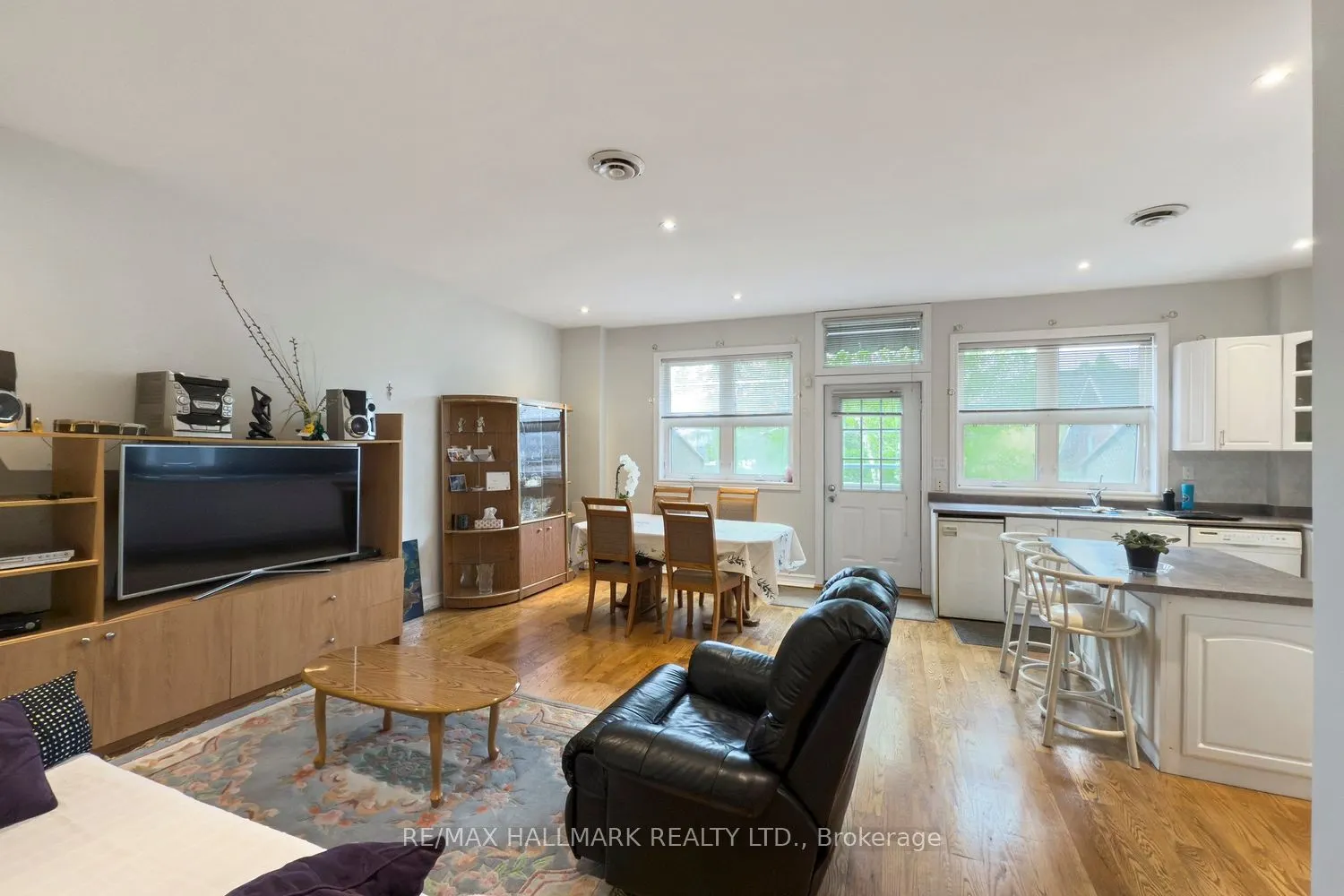 3631 Dundas Street W