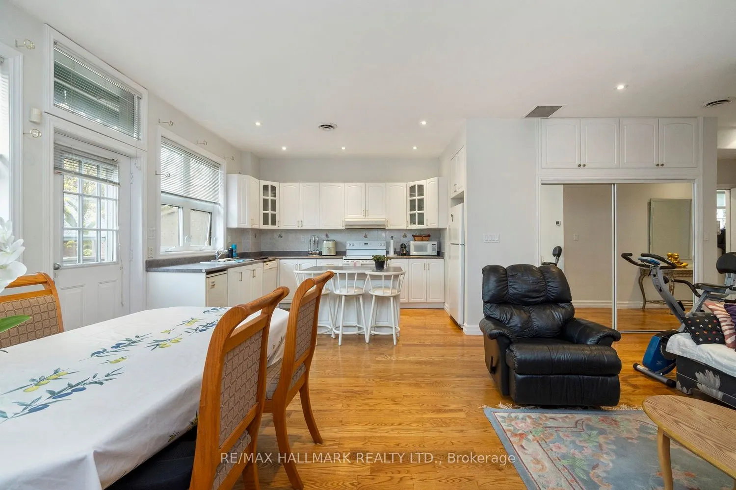 3631 Dundas Street W