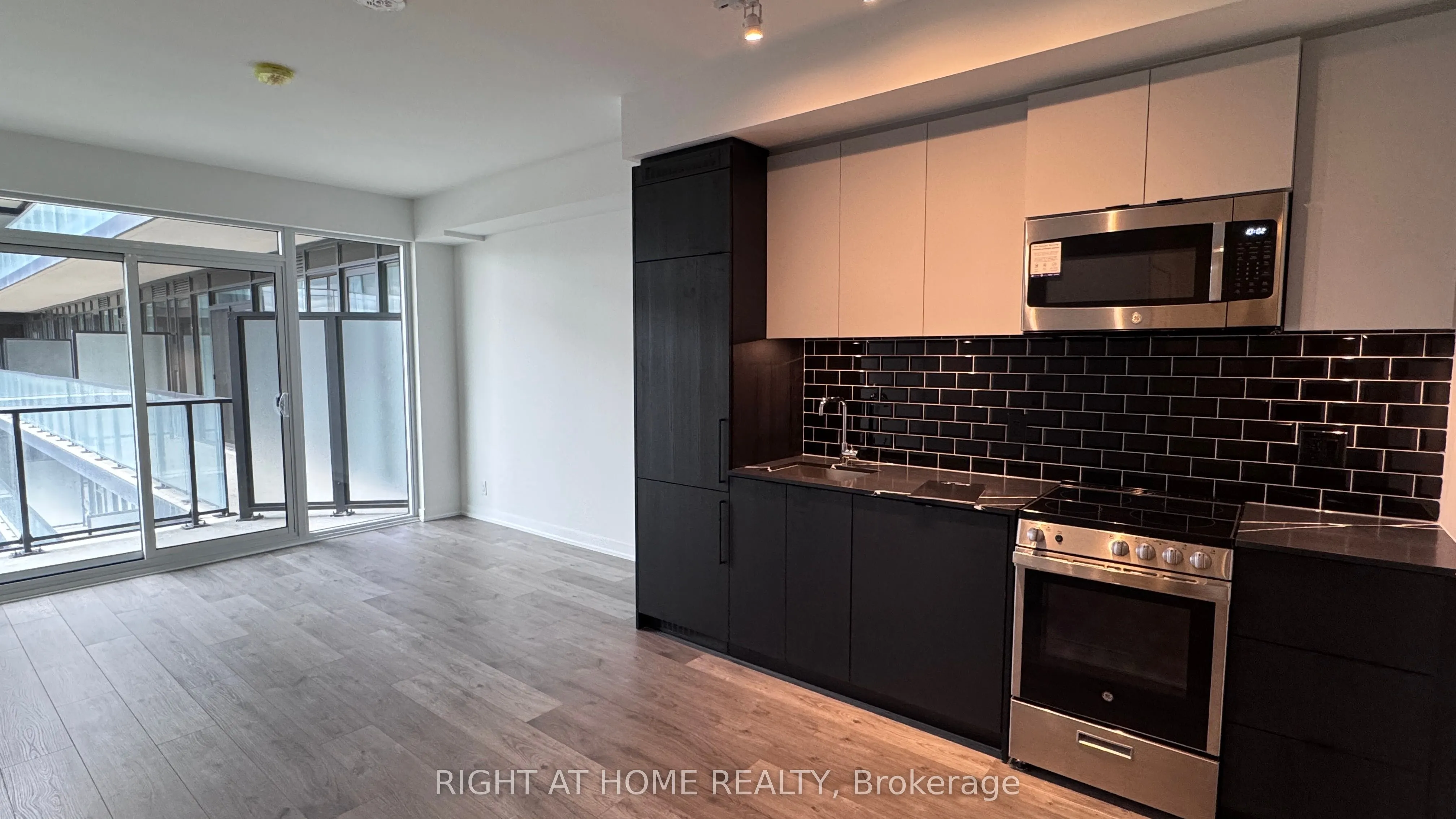 285 Dufferin Street #1027
