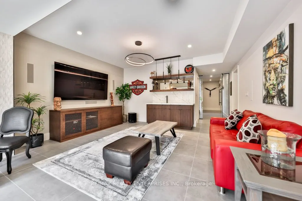 1372 Kenmuir Avenue