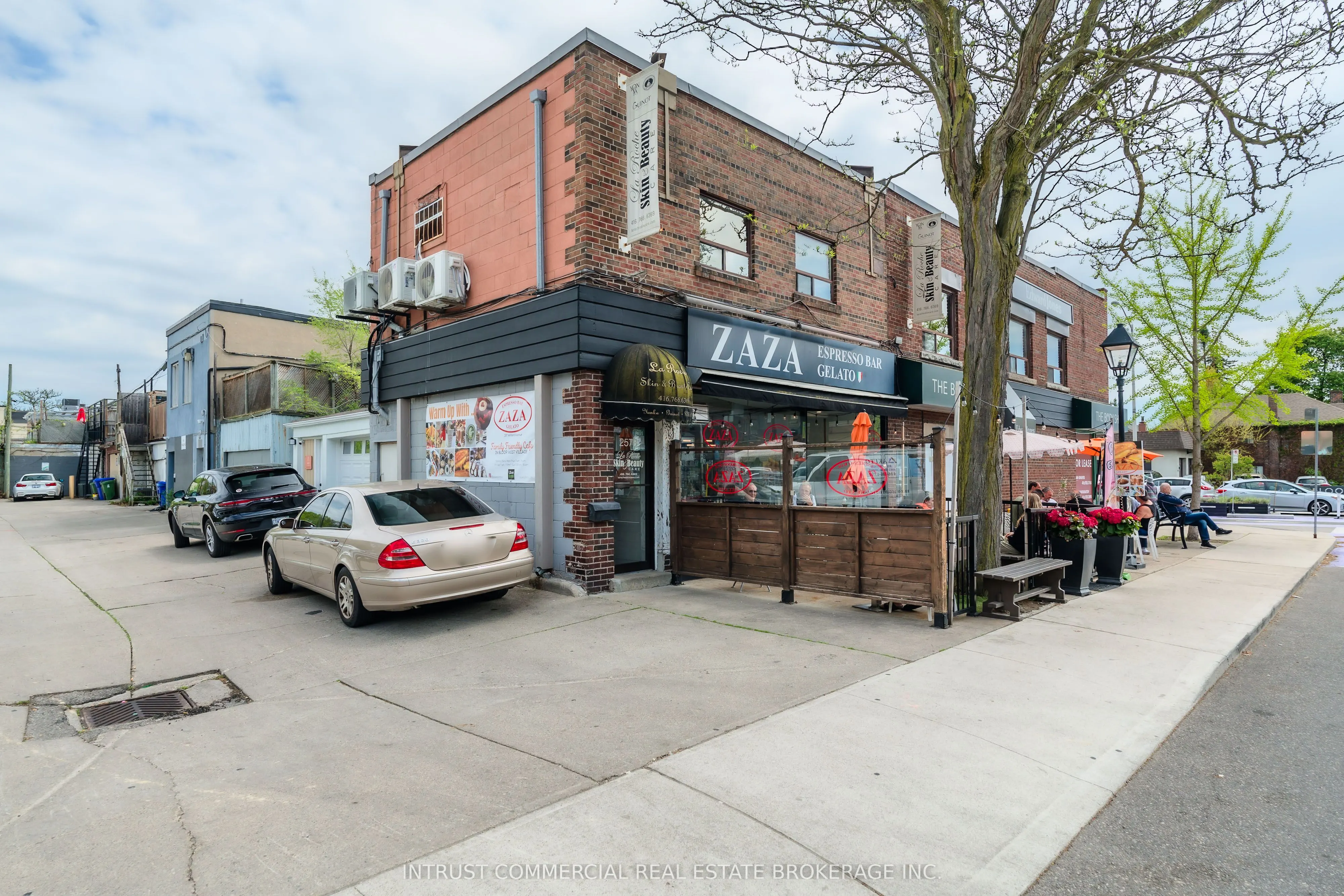 2366 Bloor Street W