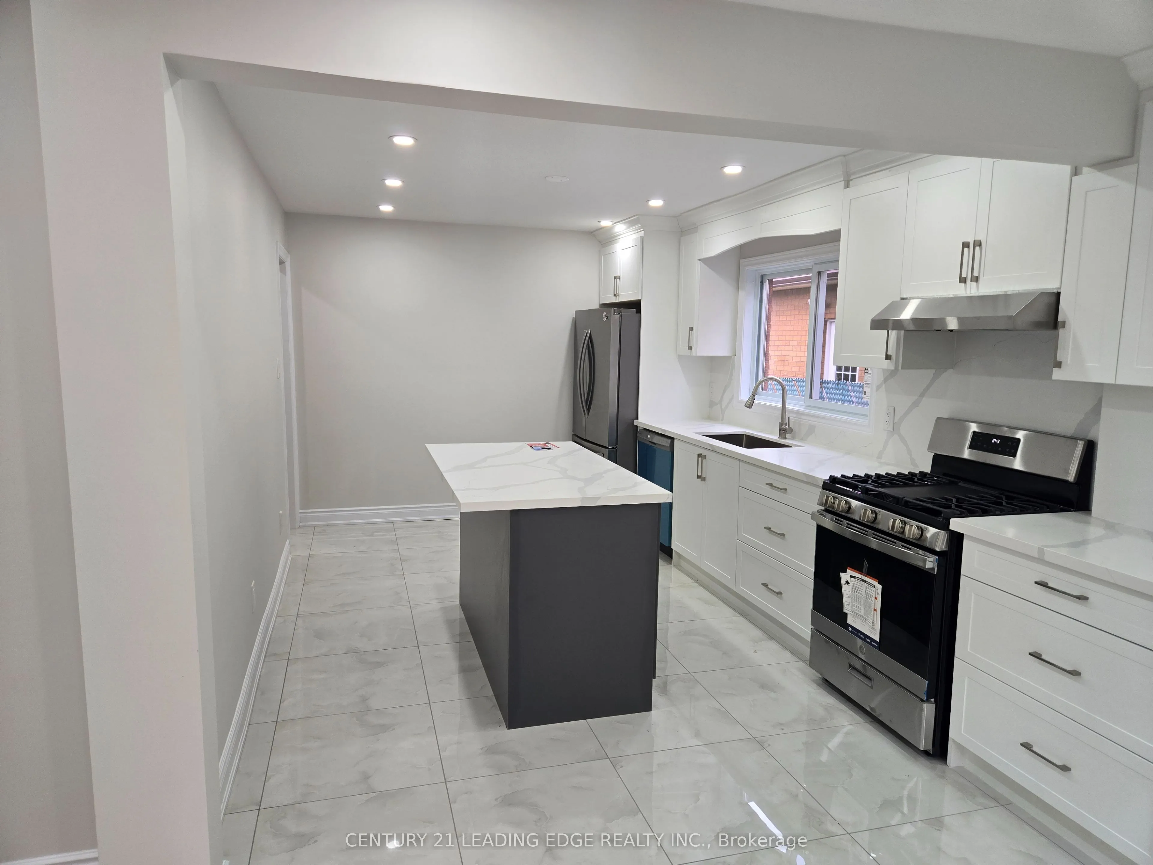 8 BLOOMINGDALE Drive, #MAIN
