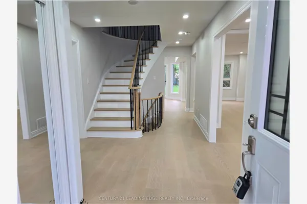8 BLOOMINGDALE Drive