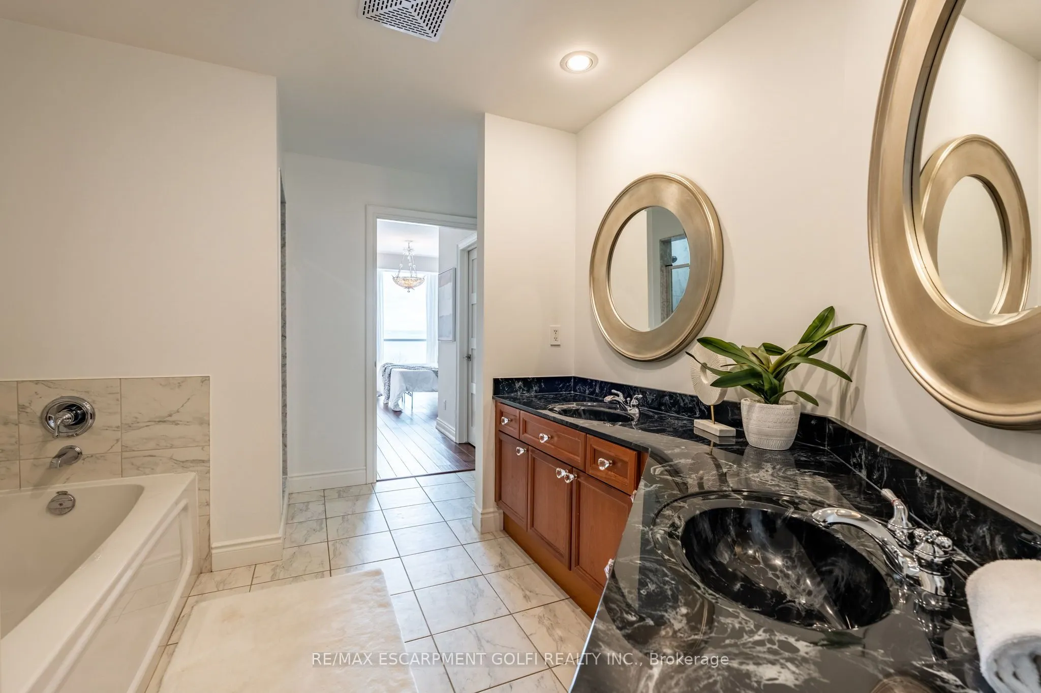 1477 Lakeshore Road, #304